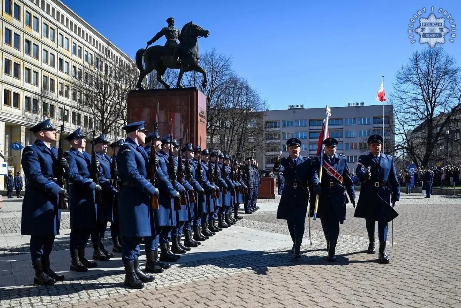Zdjęcie w galerii na portalu naszwodzislaw.com: Nowi policjanci złożyli rotę ślubowania  wiadomości z regionu