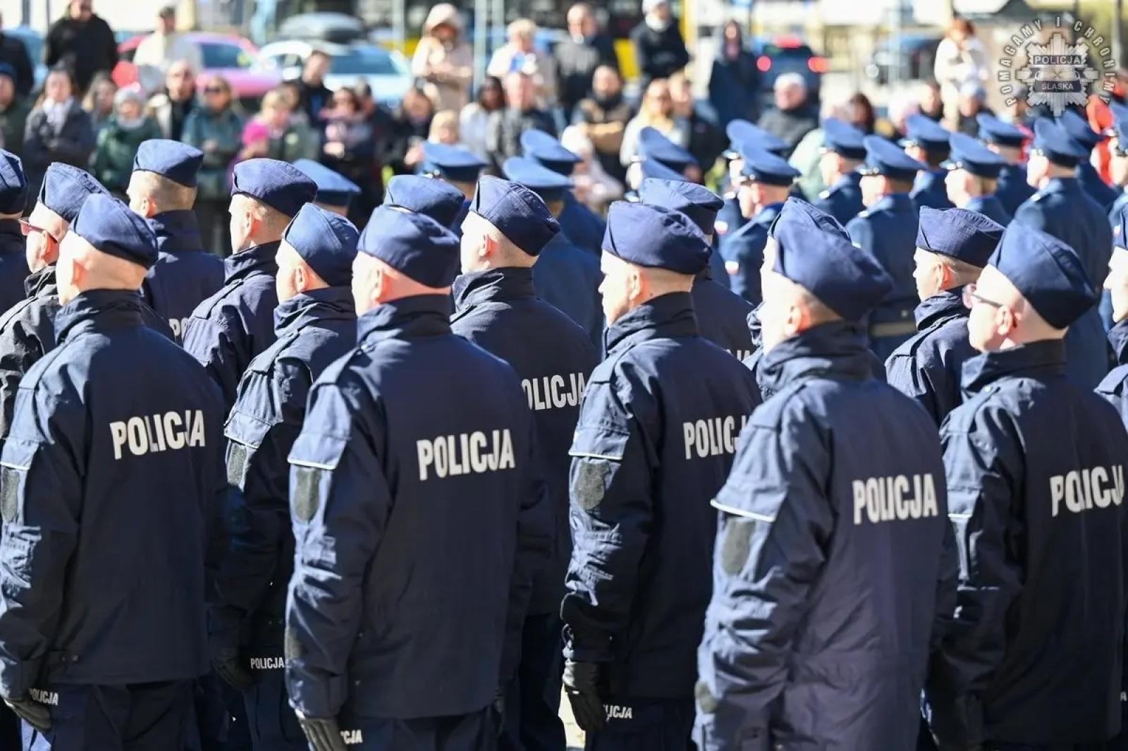 Zdjęcie w galerii na portalu naszwodzislaw.com: Nowi policjanci złożyli rotę ślubowania  wiadomości z regionu