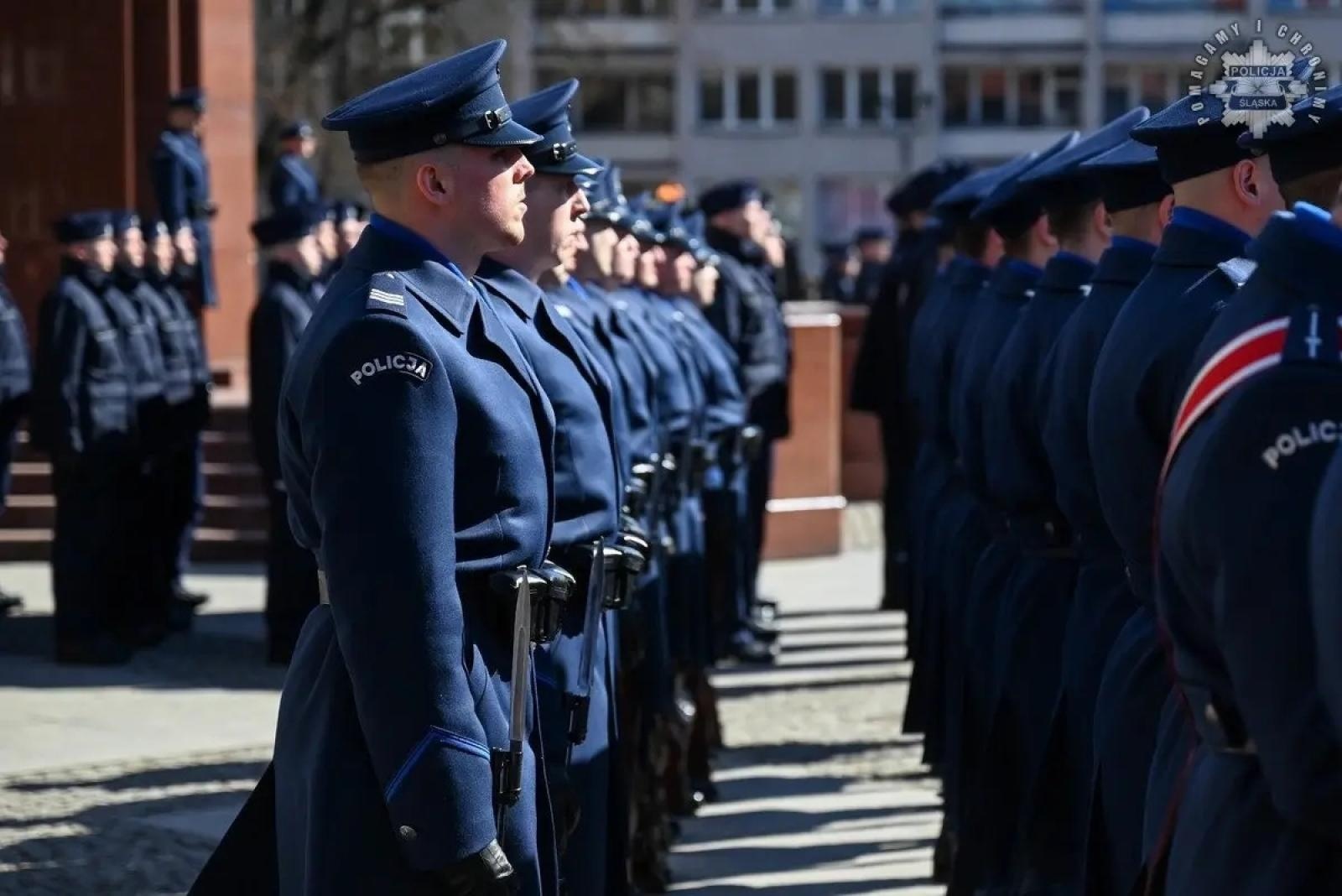 Zdjęcie w galerii na portalu naszwodzislaw.com: Nowi policjanci złożyli rotę ślubowania  wiadomości z regionu