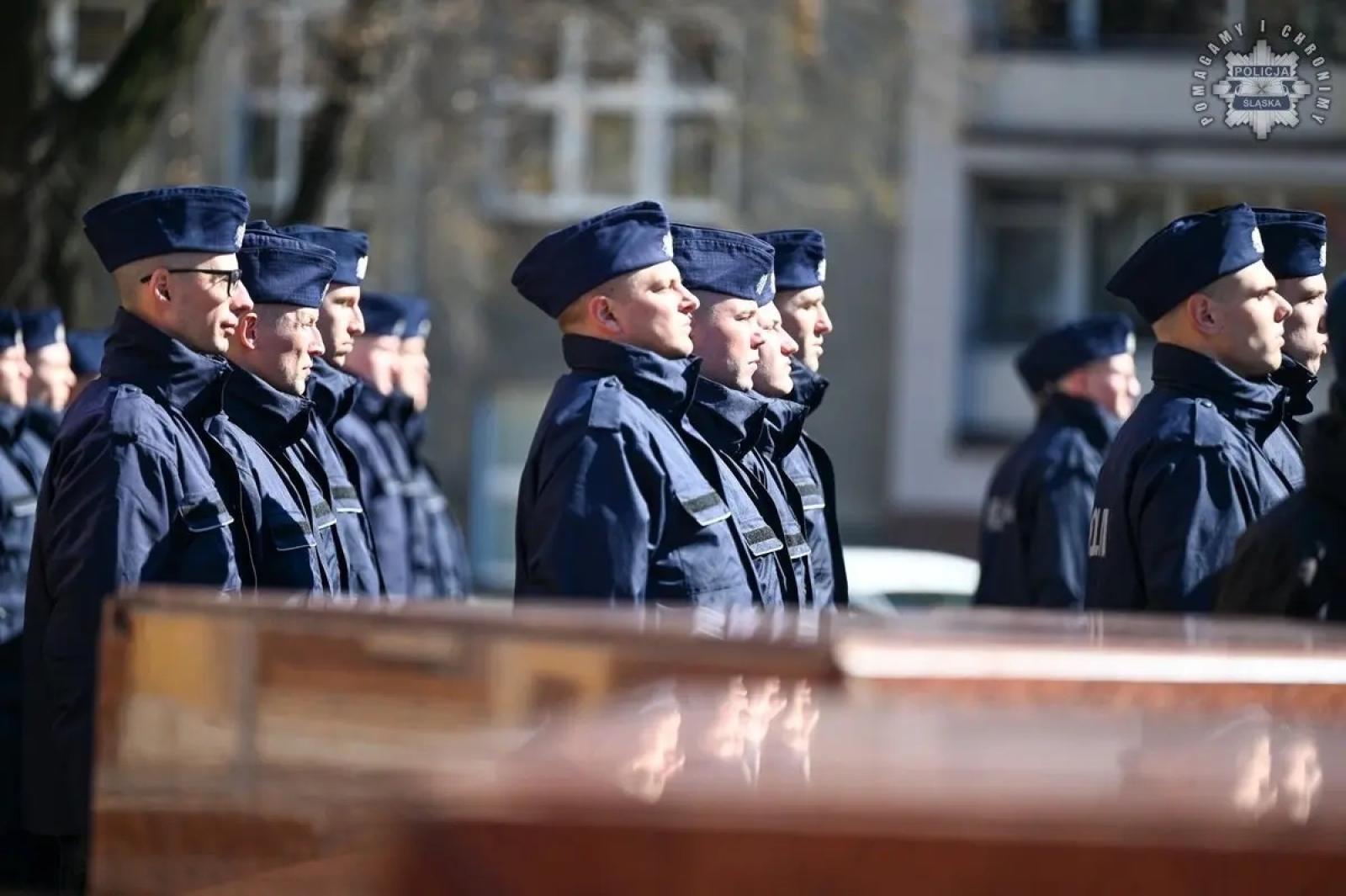 Zdjęcie w galerii na portalu naszwodzislaw.com: Nowi policjanci złożyli rotę ślubowania  wiadomości z regionu
