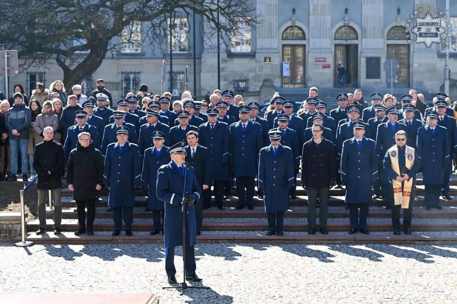 Zdjęcie w galerii na portalu naszwodzislaw.com: Nowi policjanci złożyli rotę ślubowania  wiadomości z regionu