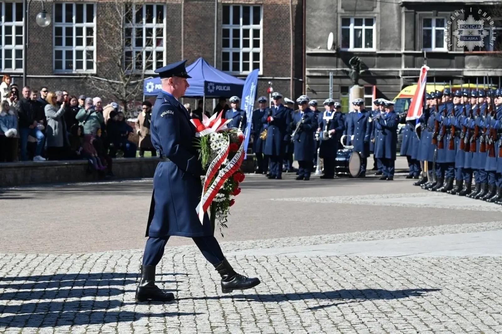 Zdjęcie w galerii na portalu naszwodzislaw.com: Nowi policjanci złożyli rotę ślubowania  wiadomości z regionu