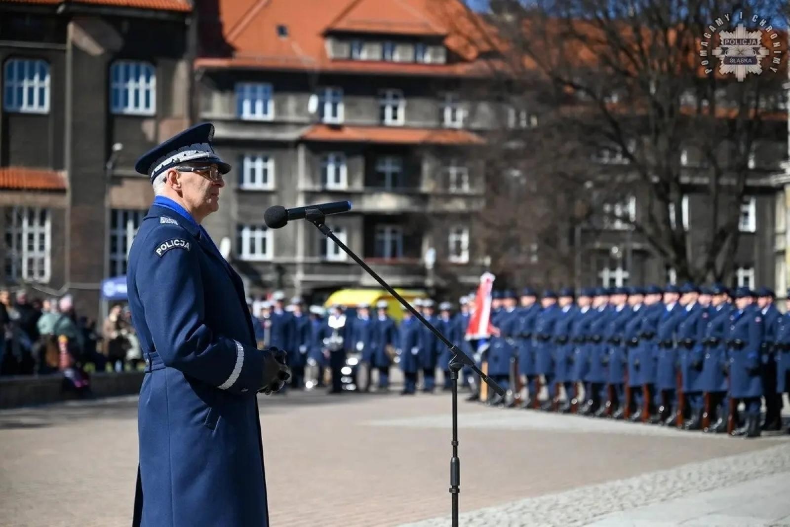Zdjęcie w galerii na portalu naszwodzislaw.com: Nowi policjanci złożyli rotę ślubowania  wiadomości z regionu