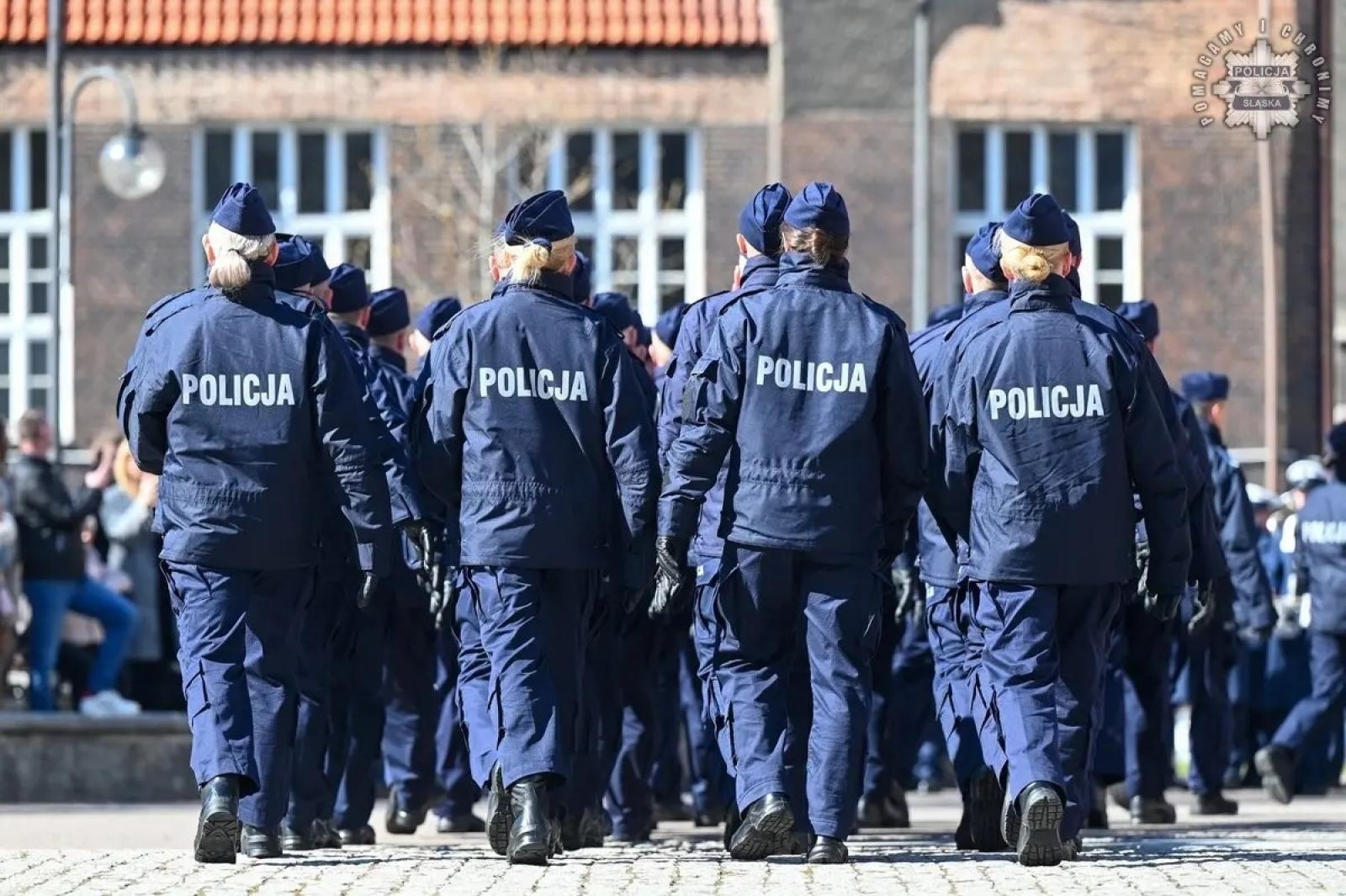 Zdjęcie w galerii na portalu naszwodzislaw.com: Nowi policjanci złożyli rotę ślubowania  wiadomości z regionu