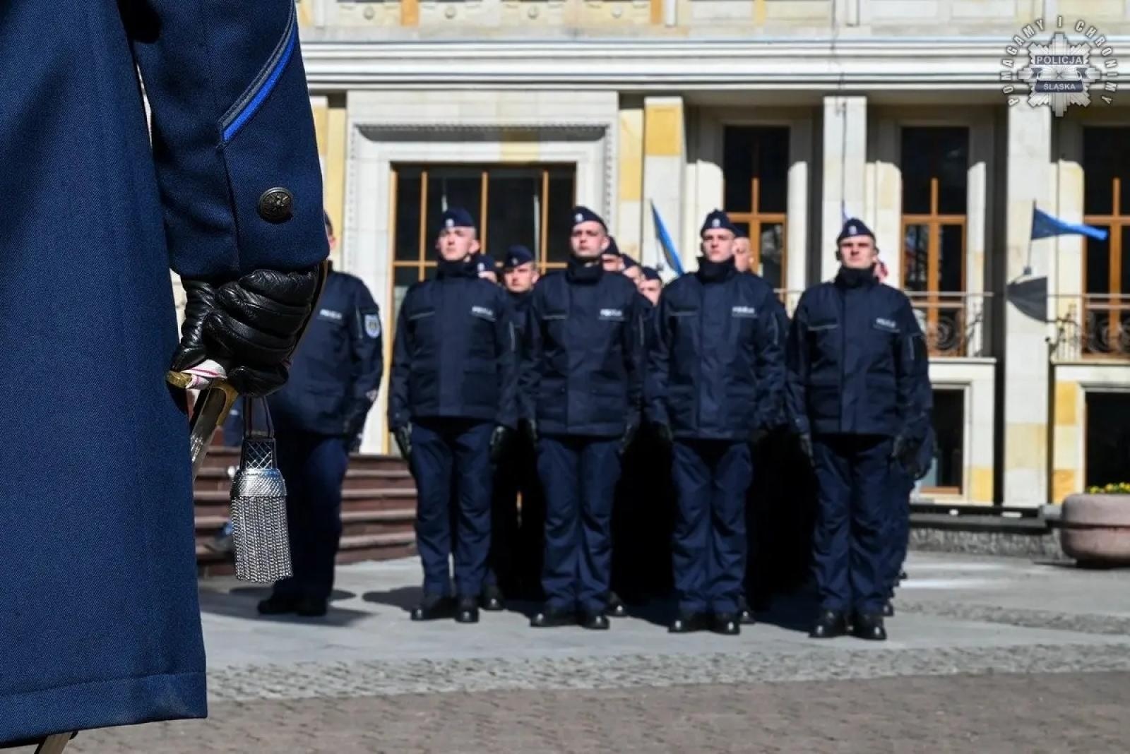 Zdjęcie w galerii na portalu naszwodzislaw.com: Nowi policjanci złożyli rotę ślubowania  wiadomości z regionu