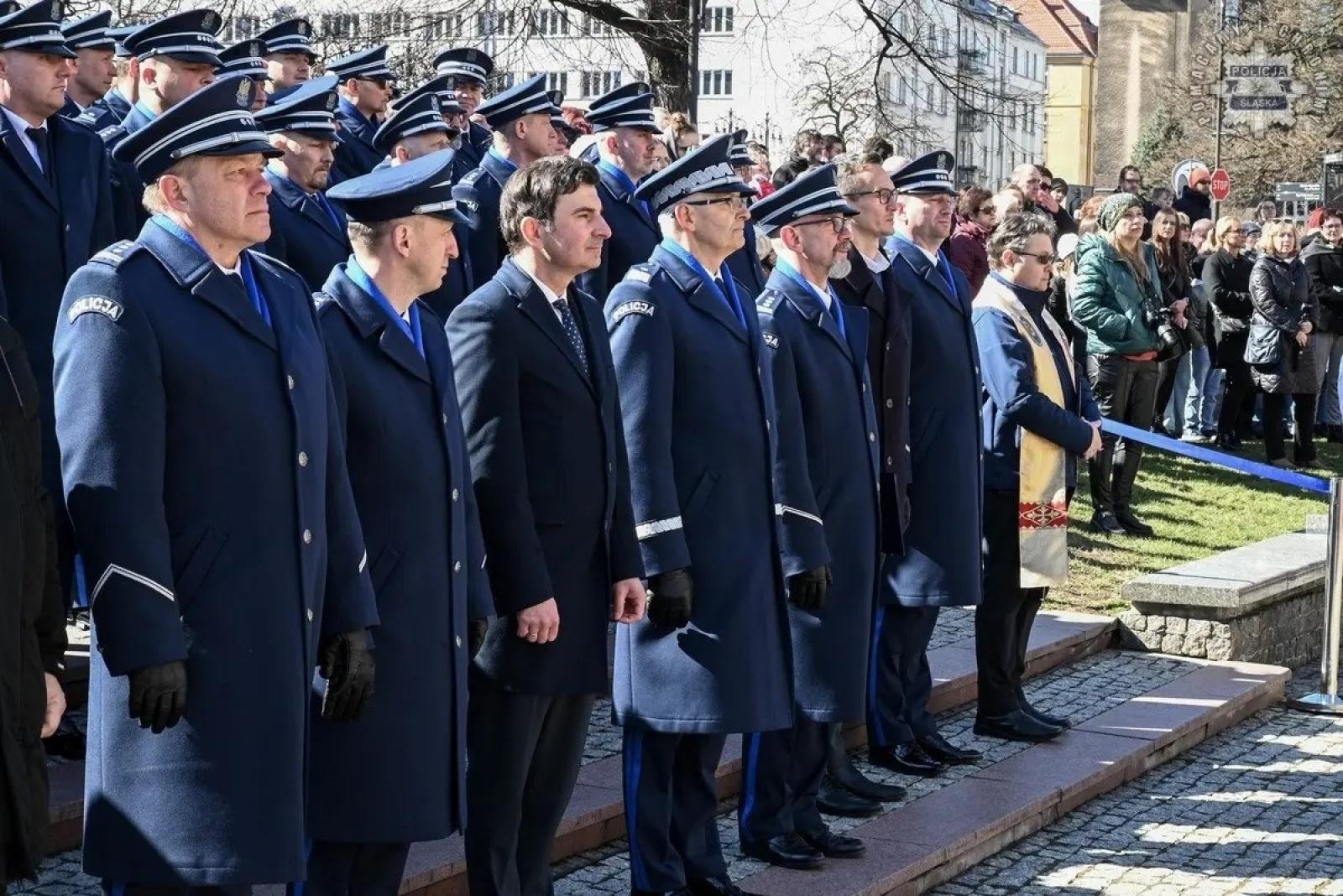 Zdjęcie w galerii na portalu naszwodzislaw.com: Nowi policjanci złożyli rotę ślubowania  wiadomości z regionu