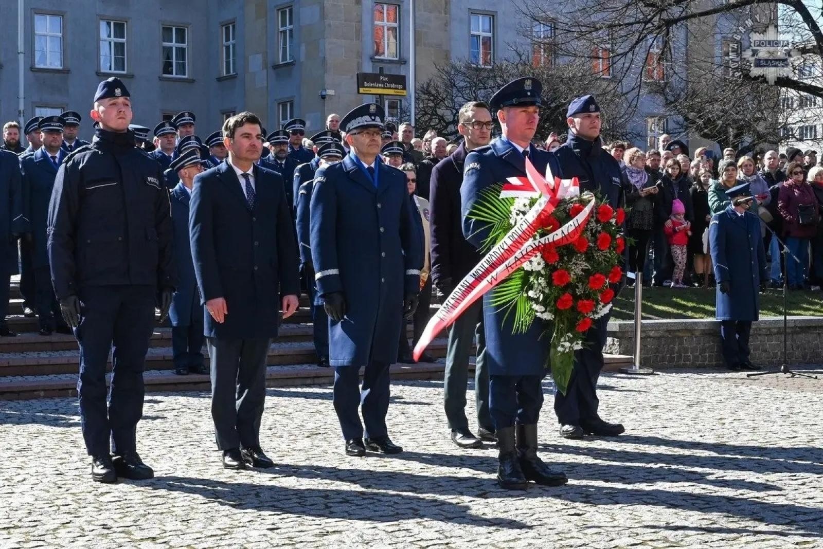 Zdjęcie w galerii na portalu naszwodzislaw.com: Nowi policjanci złożyli rotę ślubowania  wiadomości z regionu