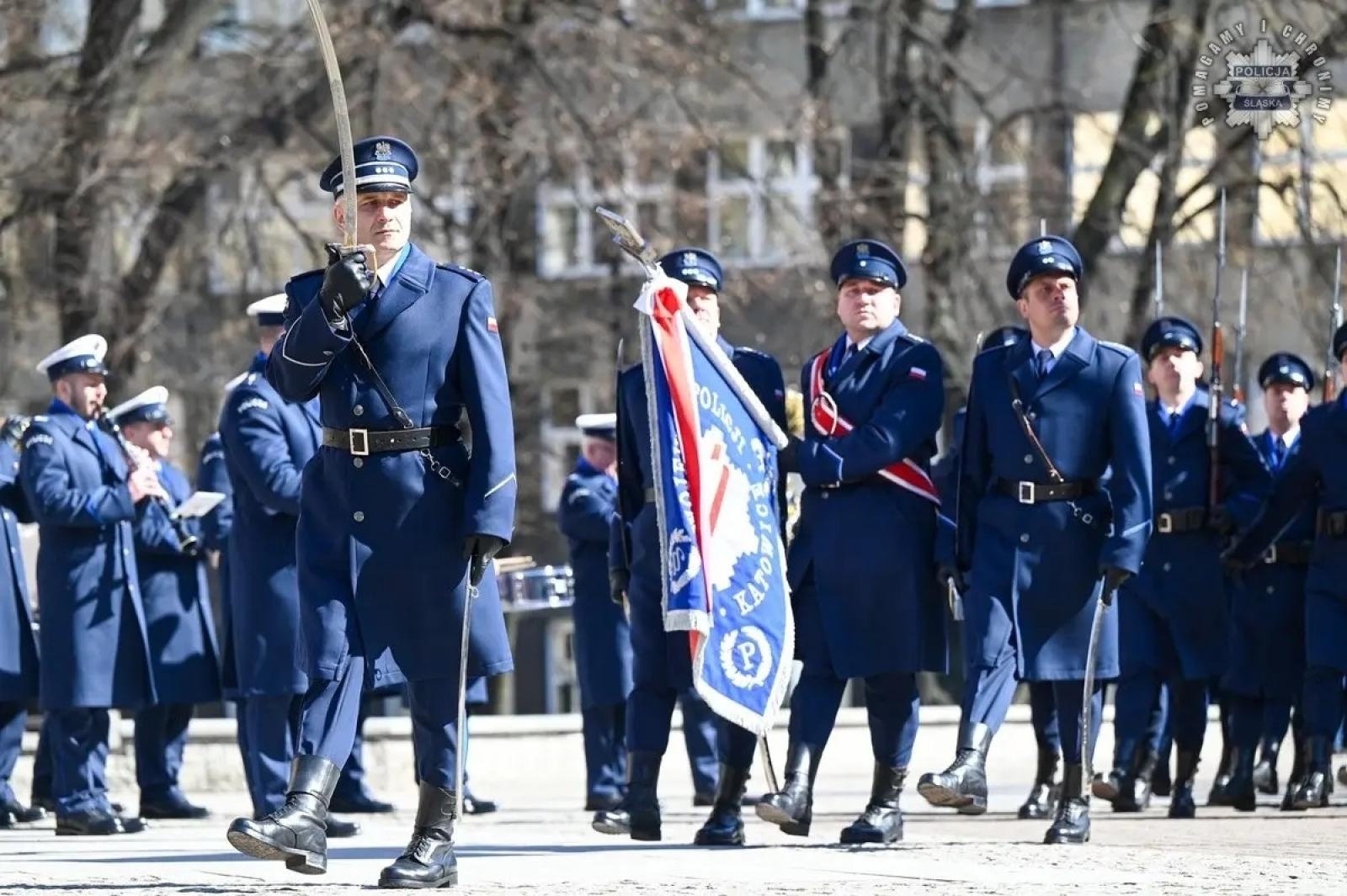 Zdjęcie w galerii na portalu naszwodzislaw.com: Nowi policjanci złożyli rotę ślubowania  wiadomości z regionu