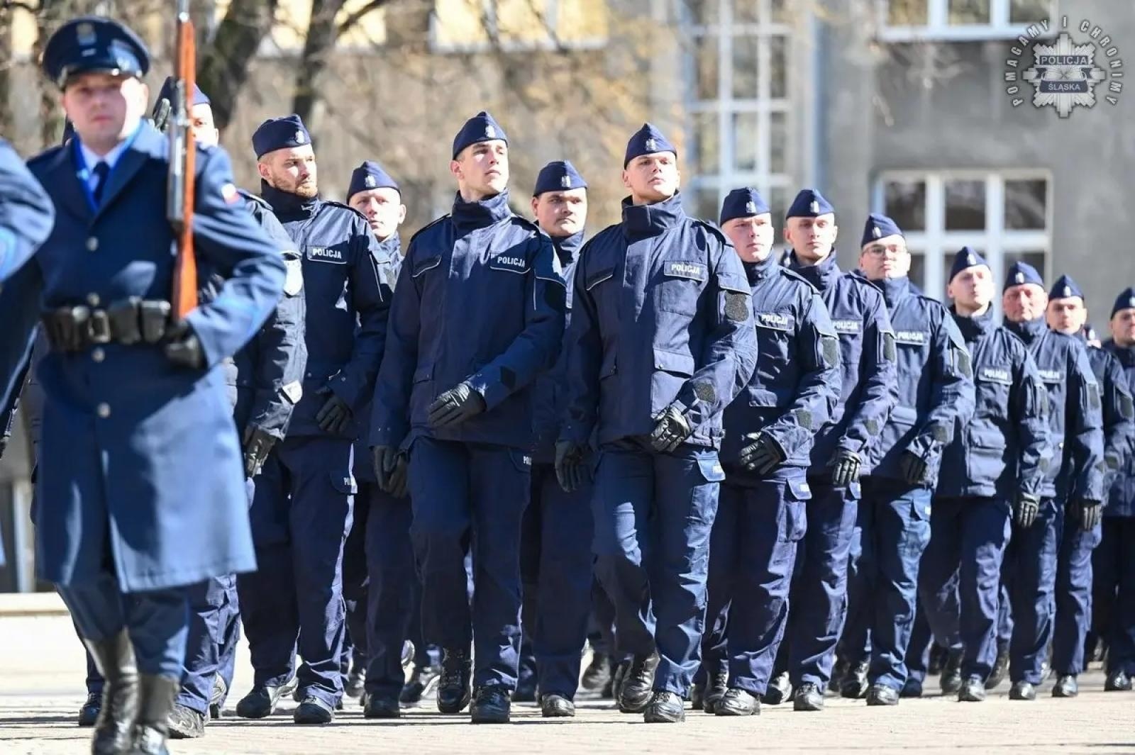 Zdjęcie w galerii na portalu naszwodzislaw.com: Nowi policjanci złożyli rotę ślubowania  wiadomości z regionu