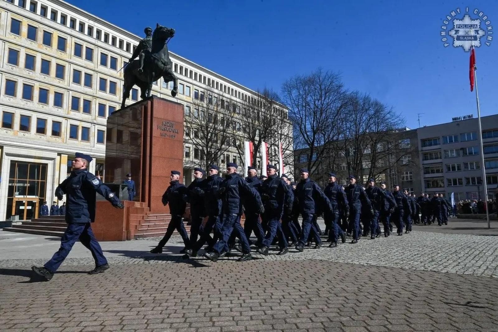 Zdjęcie w galerii na portalu naszwodzislaw.com: Nowi policjanci złożyli rotę ślubowania  wiadomości z regionu