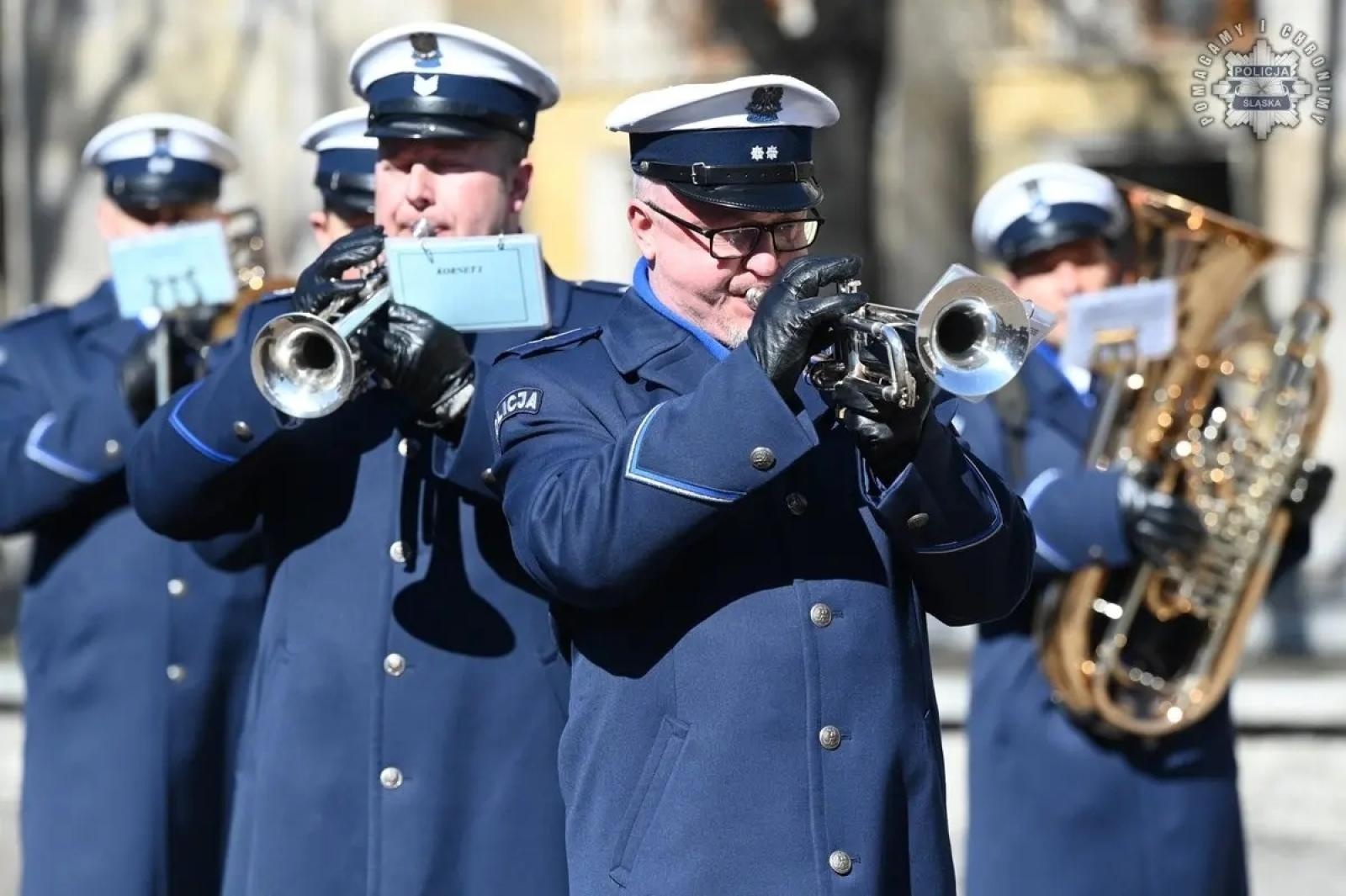 Zdjęcie w galerii na portalu naszwodzislaw.com: Nowi policjanci złożyli rotę ślubowania  wiadomości z regionu