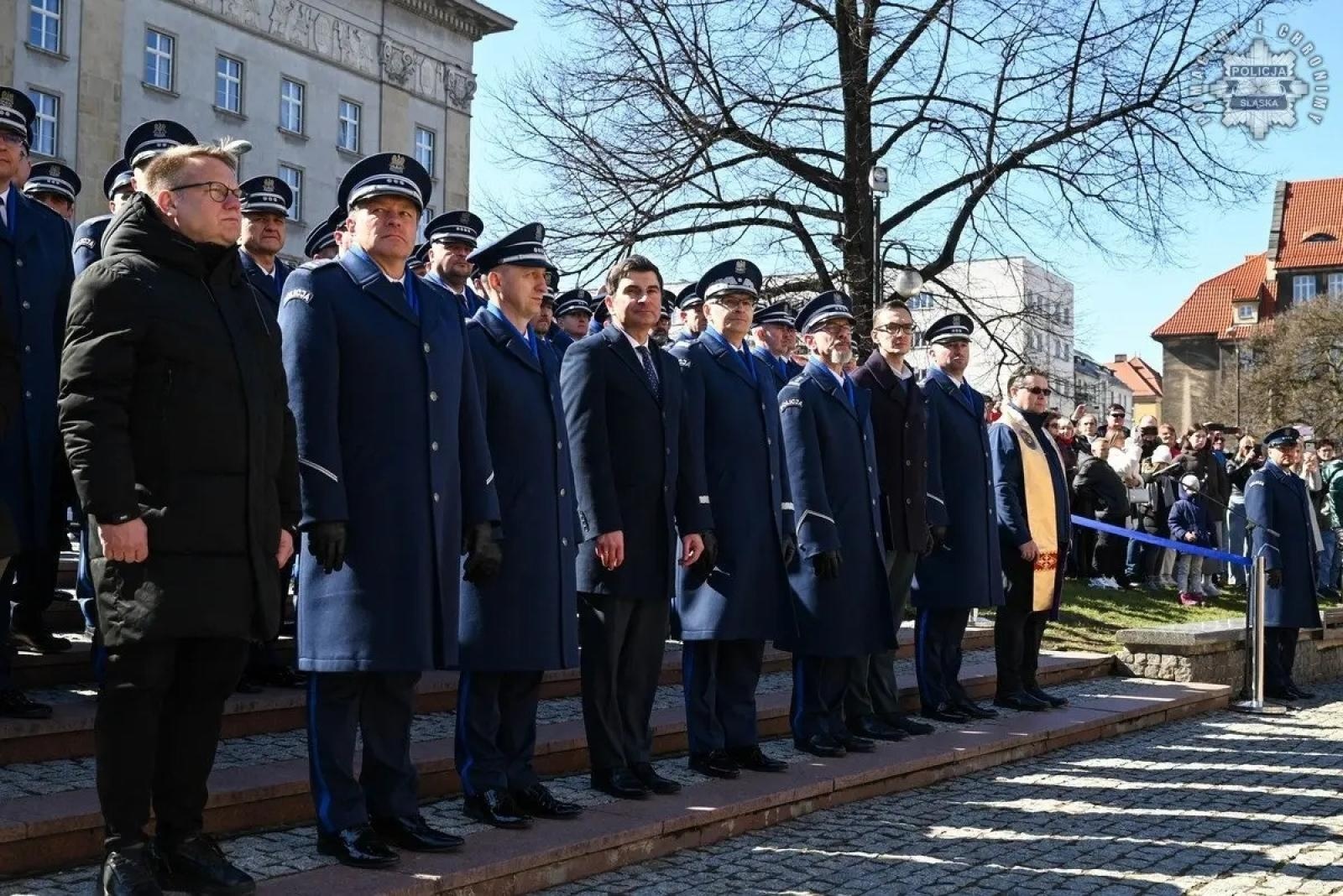 Zdjęcie w galerii na portalu naszwodzislaw.com: Nowi policjanci złożyli rotę ślubowania  wiadomości z regionu