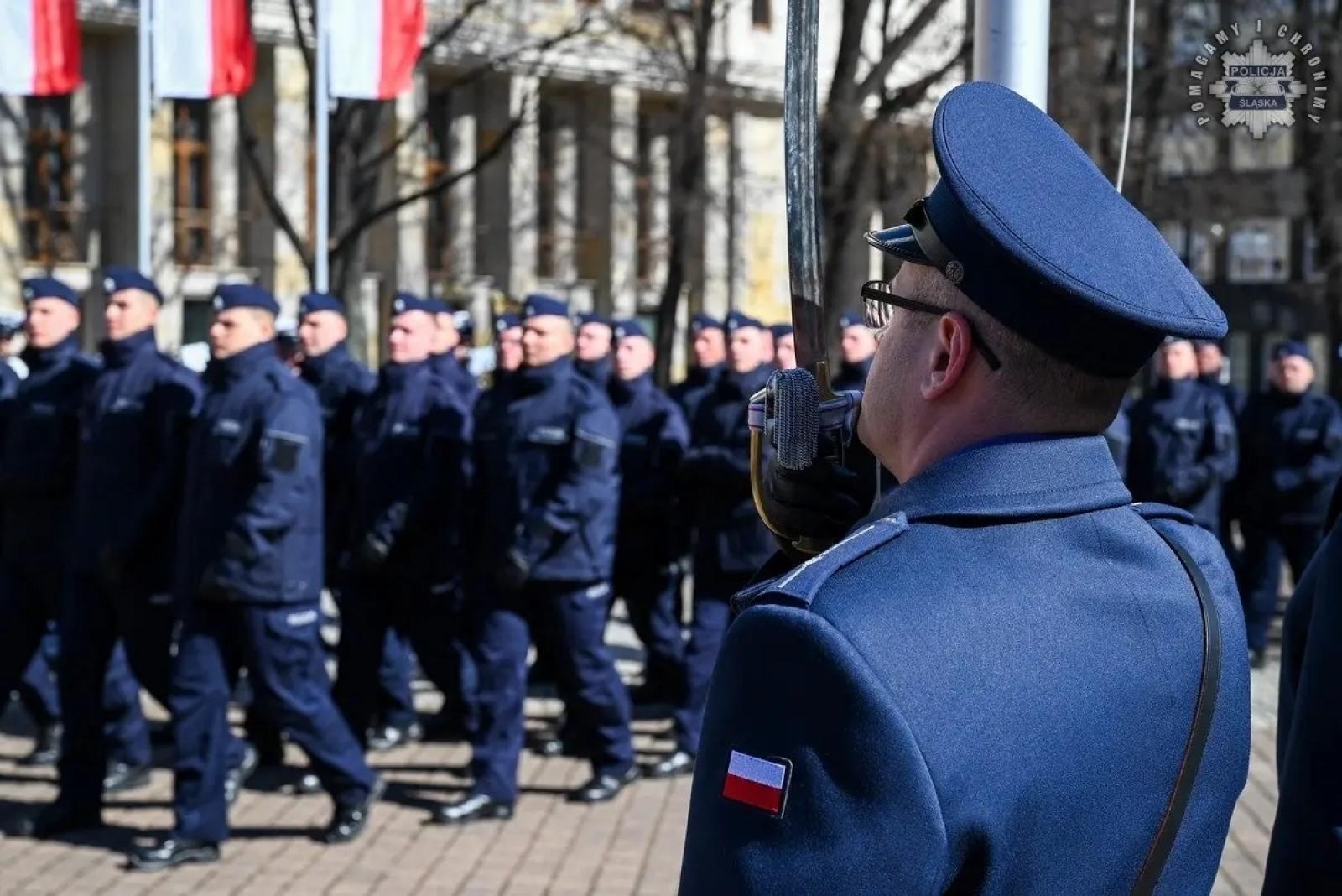 Zdjęcie w galerii na portalu naszwodzislaw.com: Nowi policjanci złożyli rotę ślubowania  wiadomości z regionu