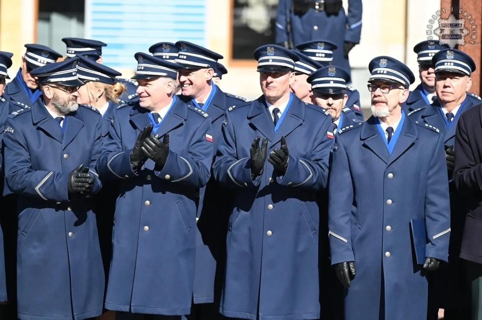 Zdjęcie w galerii na portalu naszwodzislaw.com: Nowi policjanci złożyli rotę ślubowania  wiadomości z regionu