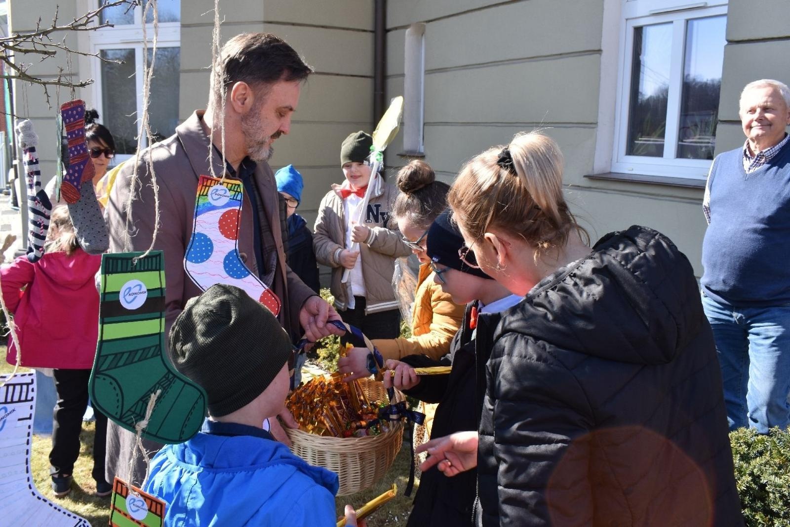 Zdjęcie w galerii na portalu naszwodzislaw.com: Dzień Zespołu Downa w starostwie [FOTO] wiadomości z regionu
