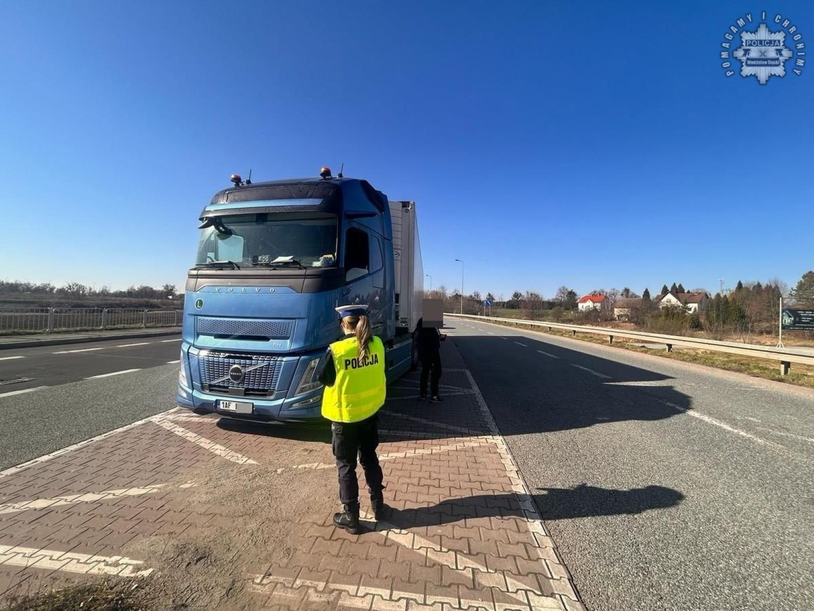 Zdjęcie w galerii na portalu naszwodzislaw.com: Wodzisławscy policjanci kontrolują granicę w związku z zagrożeniem pryszczycą wiadomości z regionu