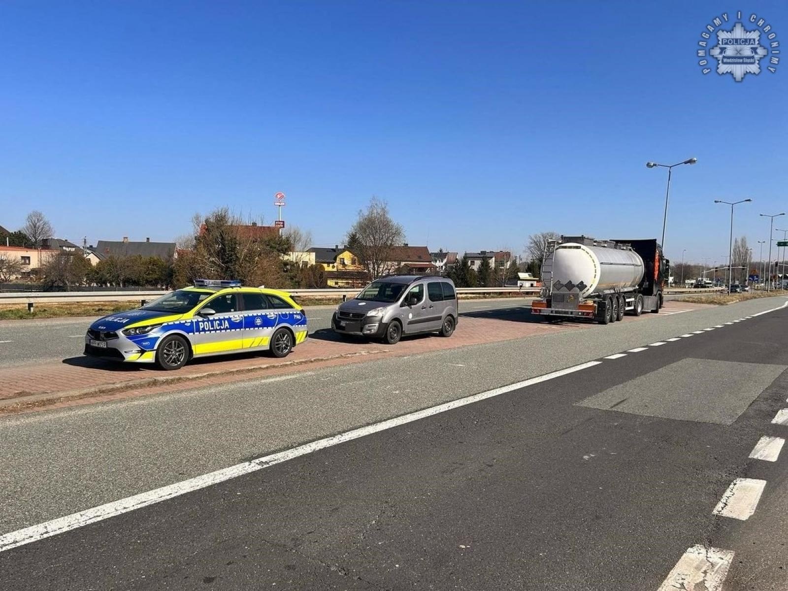 Zdjęcie w galerii na portalu naszwodzislaw.com: Wodzisławscy policjanci kontrolują granicę w związku z zagrożeniem pryszczycą wiadomości z regionu