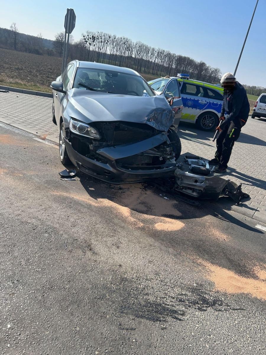 Zdjęcie w galerii na portalu naszwodzislaw.com: Mercedes i volvo zderzyły się przy Eko-Oknach wiadomości z regionu