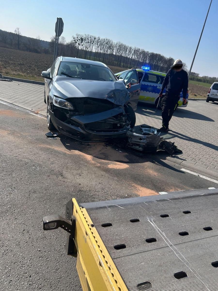 Zdjęcie w galerii na portalu naszwodzislaw.com: Mercedes i volvo zderzyły się przy Eko-Oknach wiadomości z regionu