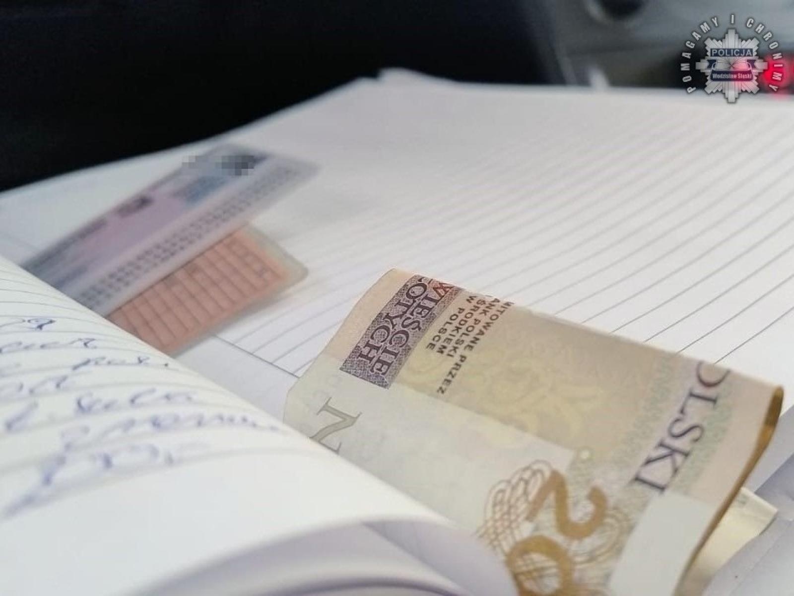 Zdjęcie w galerii na portalu naszwodzislaw.com: Sprawca wykroczenia drogowego próbował przekupić policjantów wiadomości z regionu