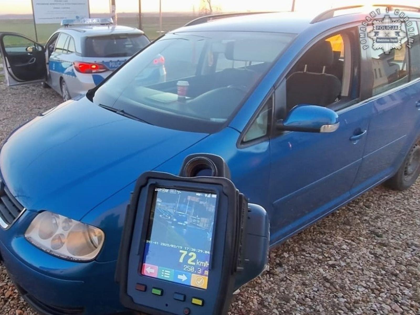 Zdjęcie w galerii na portalu naszwodzislaw.com: Sprawca wykroczenia drogowego próbował przekupić policjantów wiadomości z regionu
