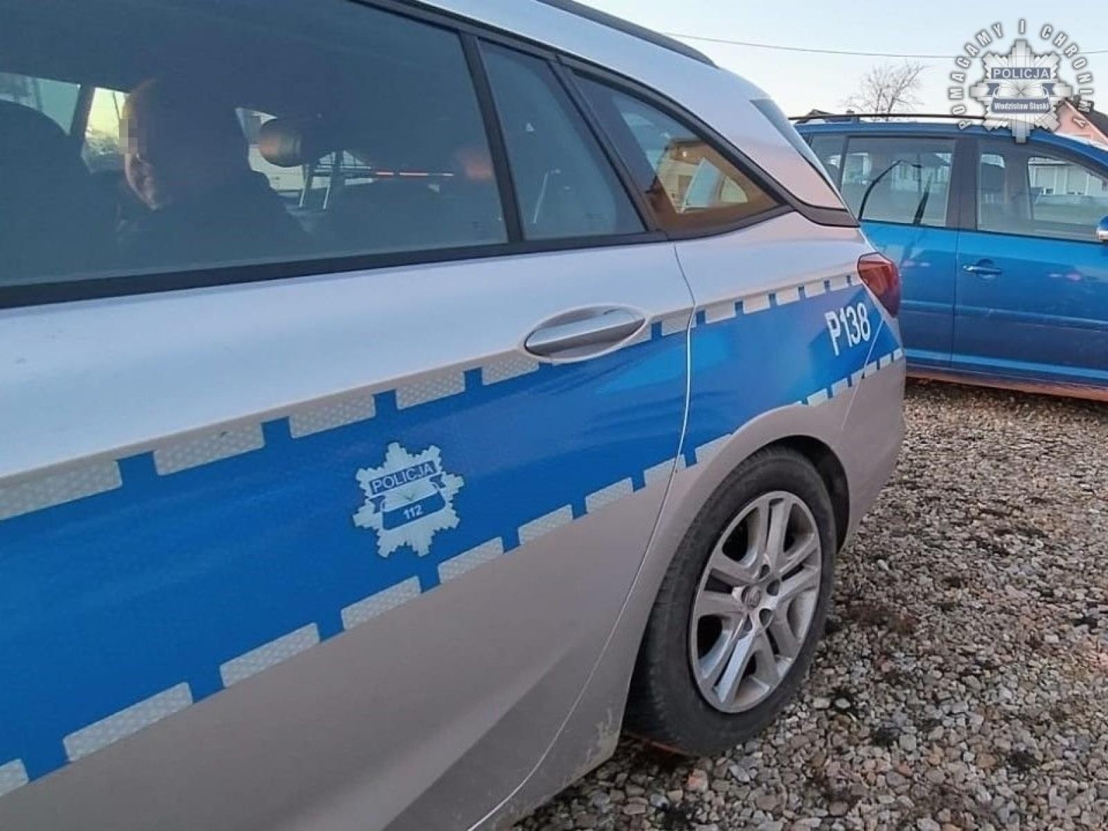 Zdjęcie w galerii na portalu naszwodzislaw.com: Sprawca wykroczenia drogowego próbował przekupić policjantów wiadomości z regionu