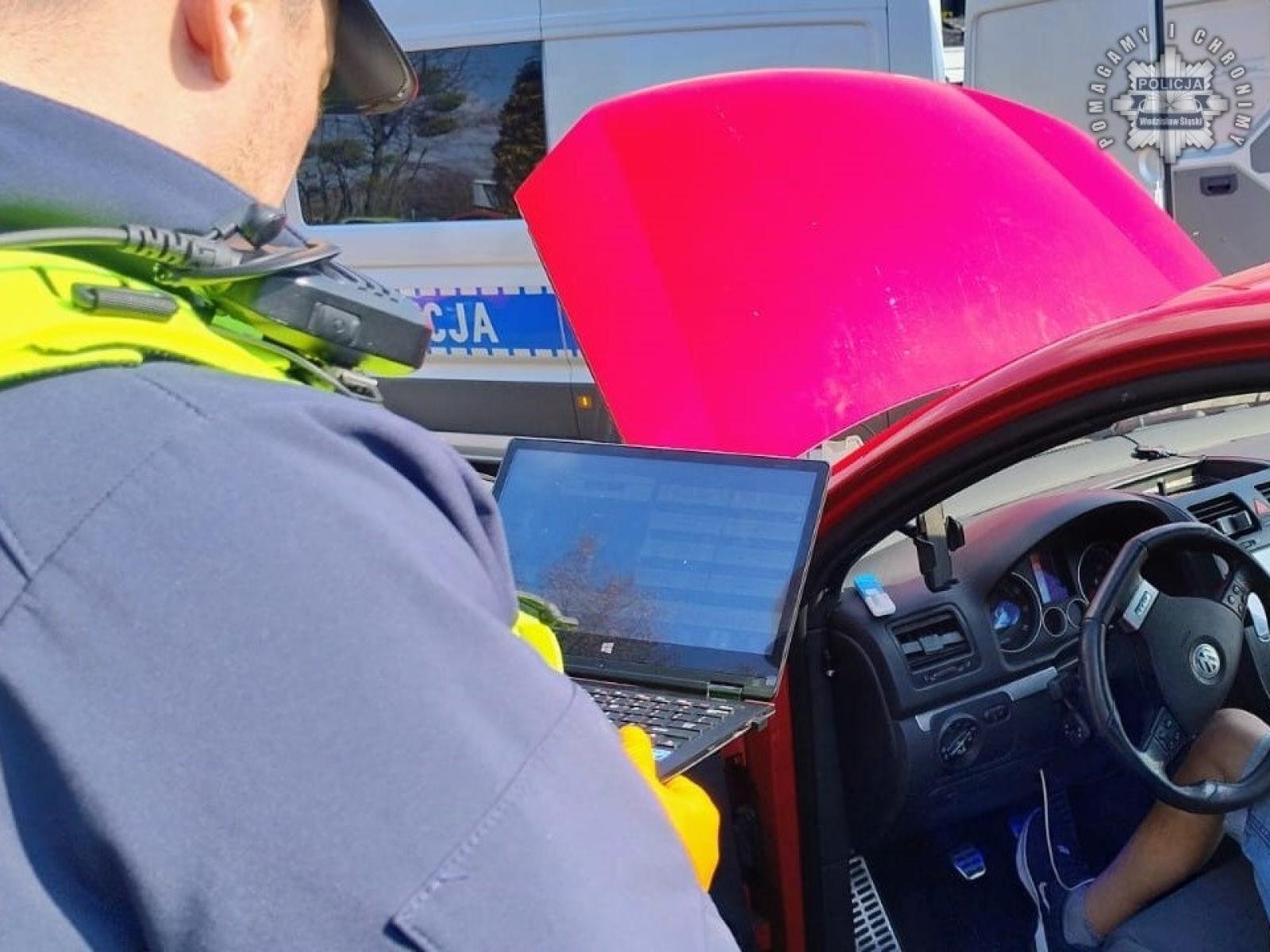 Zdjęcie w galerii na portalu naszwodzislaw.com: Mandat za oklejone folią reflektory wiadomości z regionu