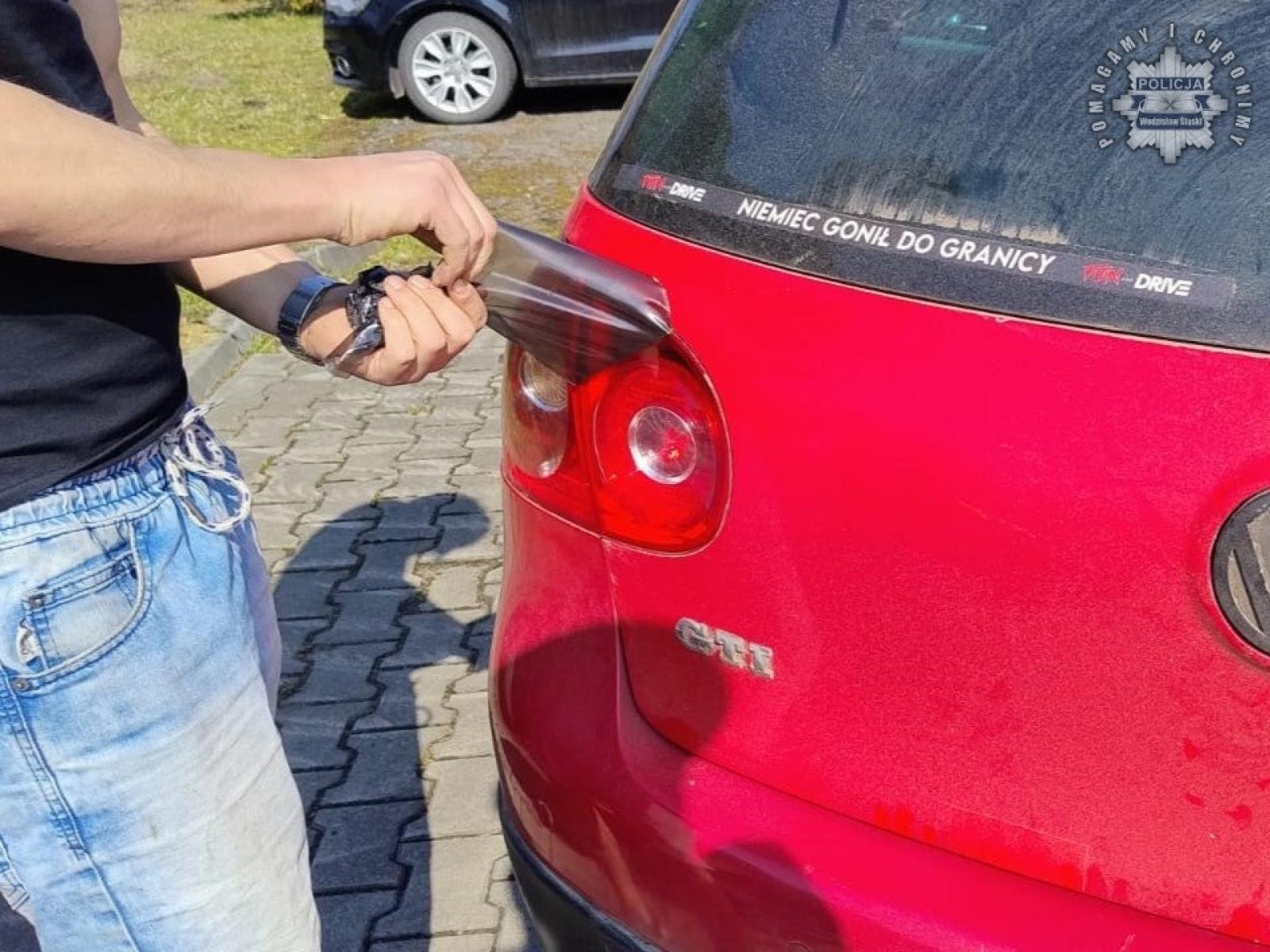 Zdjęcie w galerii na portalu naszwodzislaw.com: Mandat za oklejone folią reflektory wiadomości z regionu