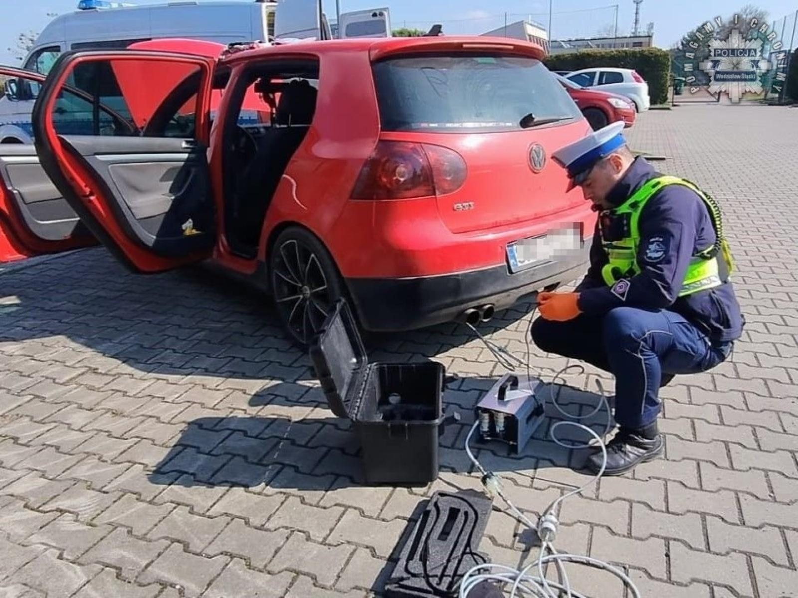 Zdjęcie w galerii na portalu naszwodzislaw.com: Mandat za oklejone folią reflektory wiadomości z regionu