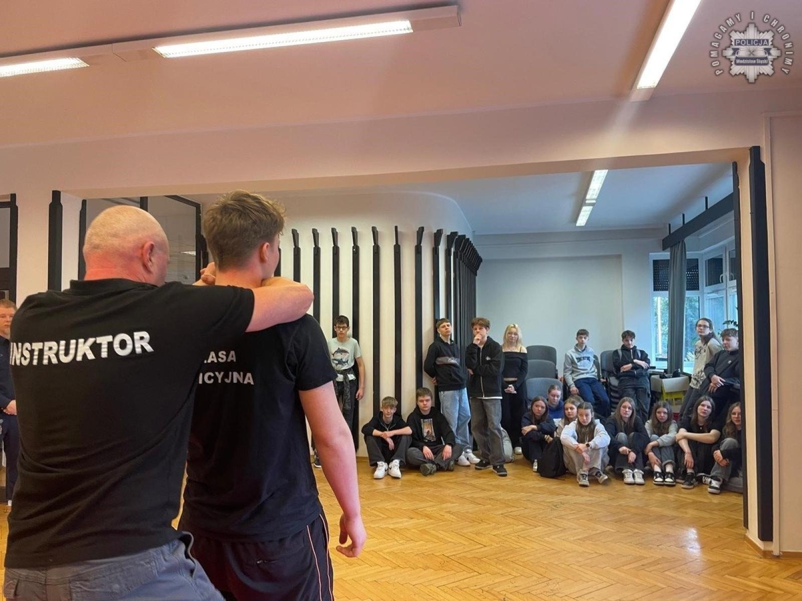 Zdjęcie w galerii na portalu naszwodzislaw.com: Kadeci wspierani przez policjantów zachęcali ósmoklasistów do wyboru klasy mundurowej wiadomości z regionu