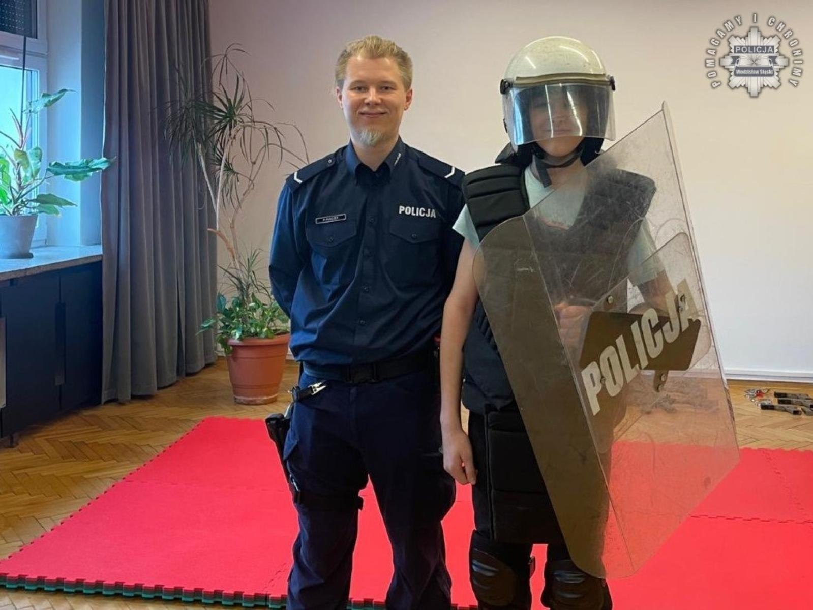 Zdjęcie w galerii na portalu naszwodzislaw.com: Kadeci wspierani przez policjantów zachęcali ósmoklasistów do wyboru klasy mundurowej wiadomości z regionu