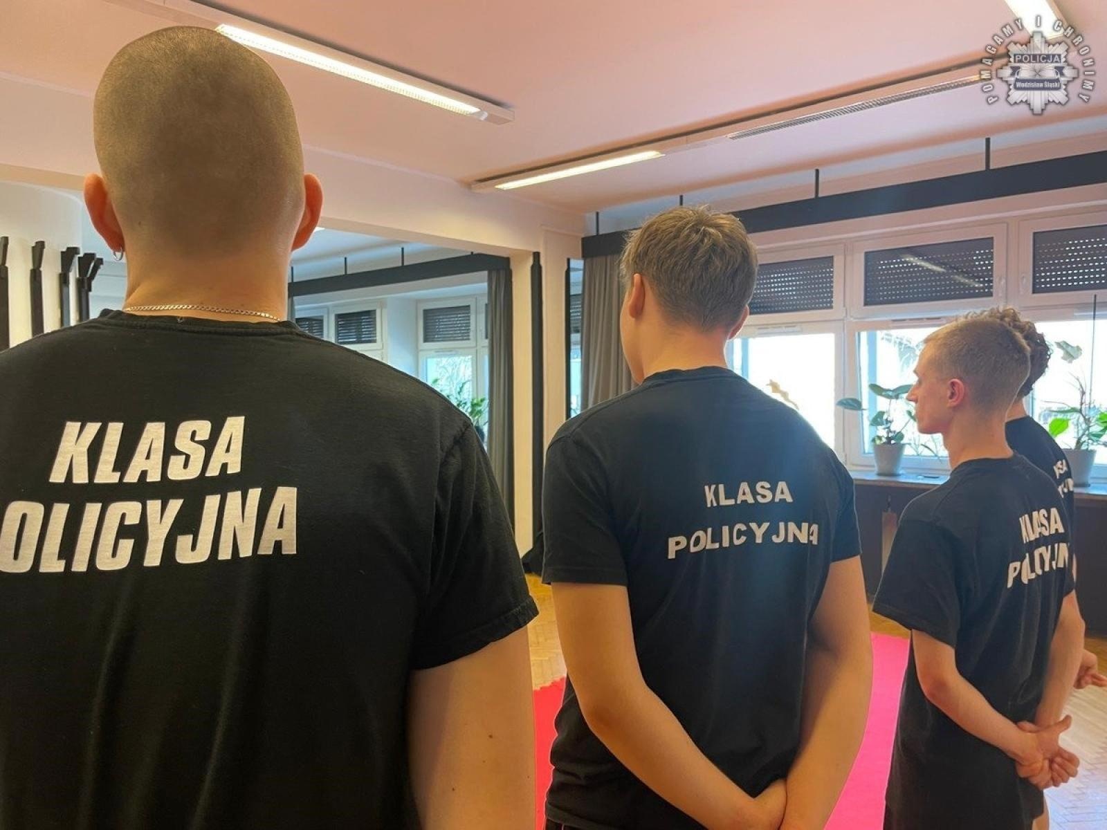 Zdjęcie w galerii na portalu naszwodzislaw.com: Kadeci wspierani przez policjantów zachęcali ósmoklasistów do wyboru klasy mundurowej wiadomości z regionu