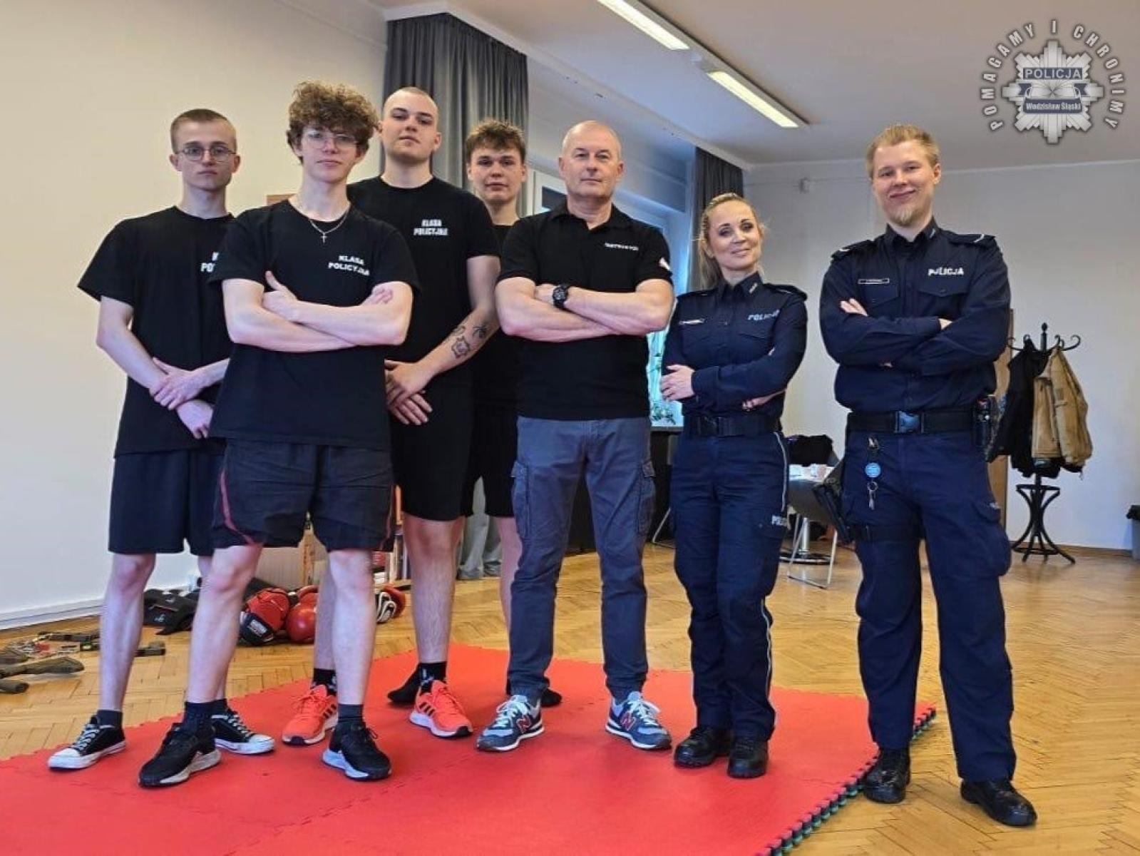 Zdjęcie w galerii na portalu naszwodzislaw.com: Kadeci wspierani przez policjantów zachęcali ósmoklasistów do wyboru klasy mundurowej wiadomości z regionu