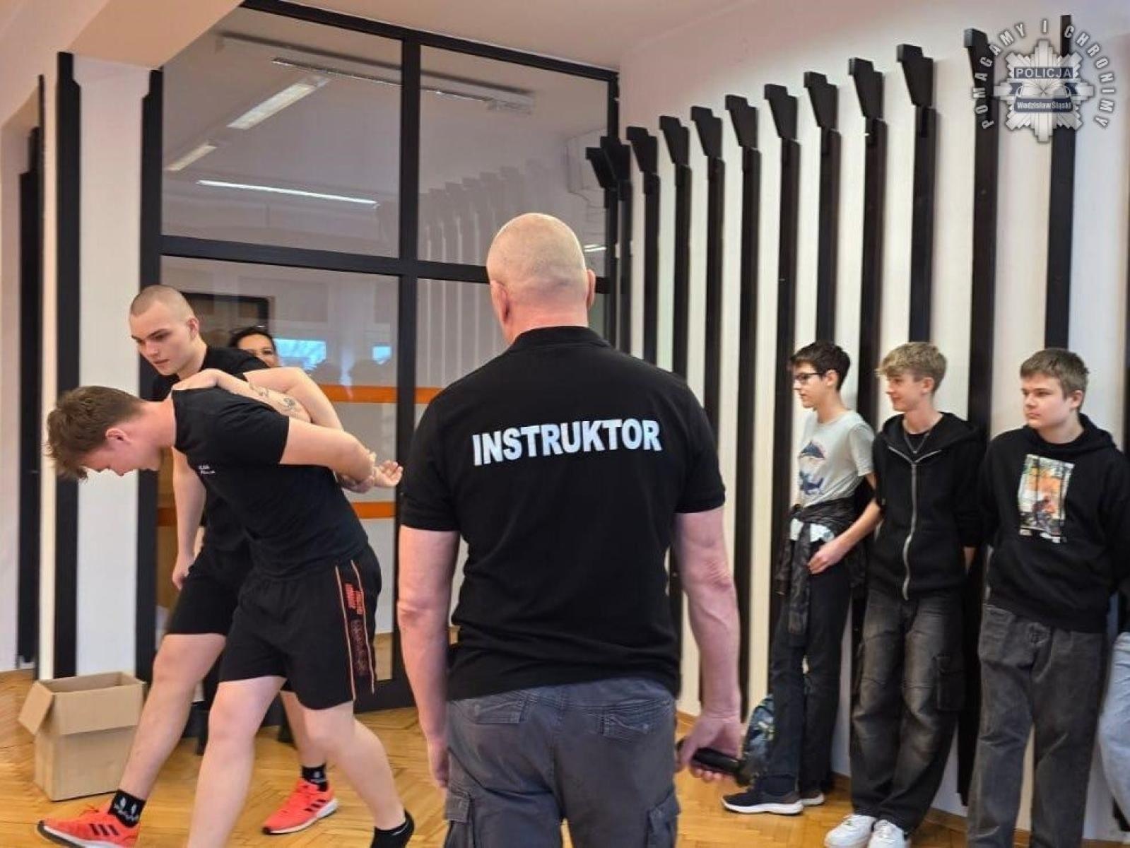 Zdjęcie w galerii na portalu naszwodzislaw.com: Kadeci wspierani przez policjantów zachęcali ósmoklasistów do wyboru klasy mundurowej wiadomości z regionu