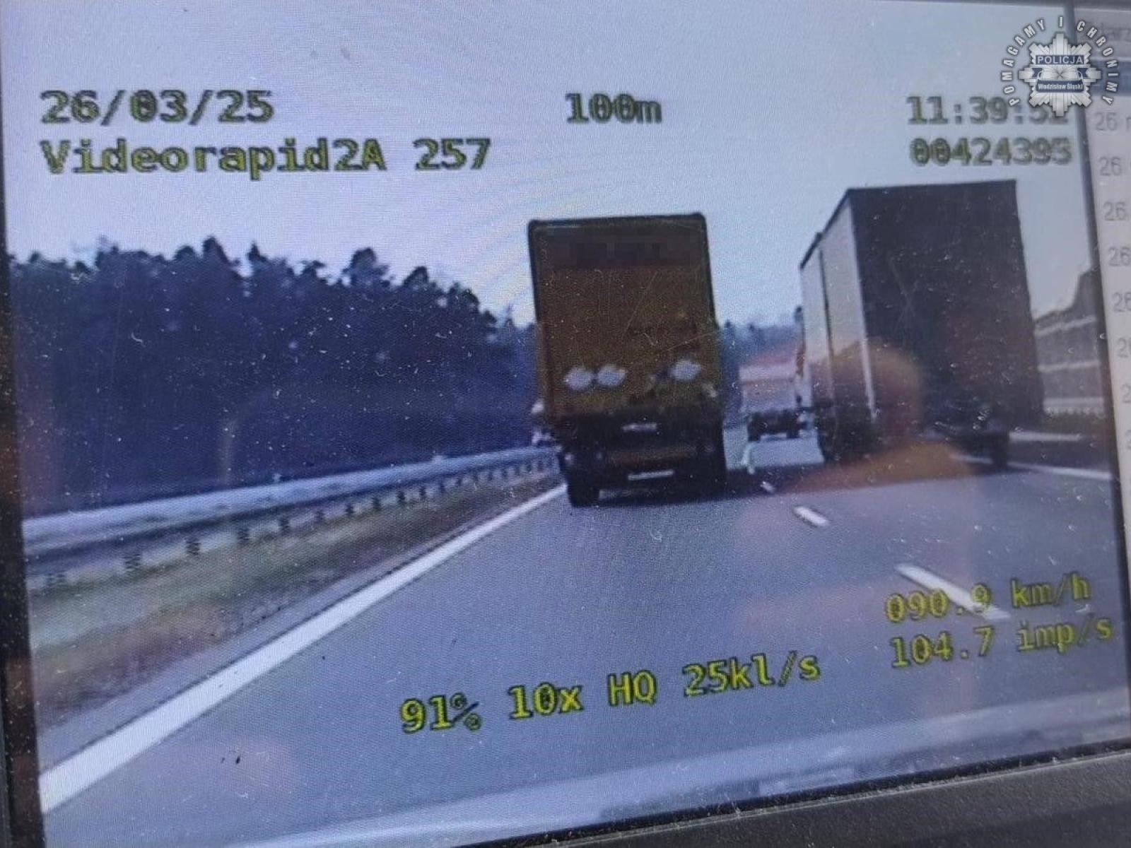 Zdjęcie w galerii na portalu naszwodzislaw.com: Wyścigi słoni na A1 zakończone mandatami wiadomości z regionu