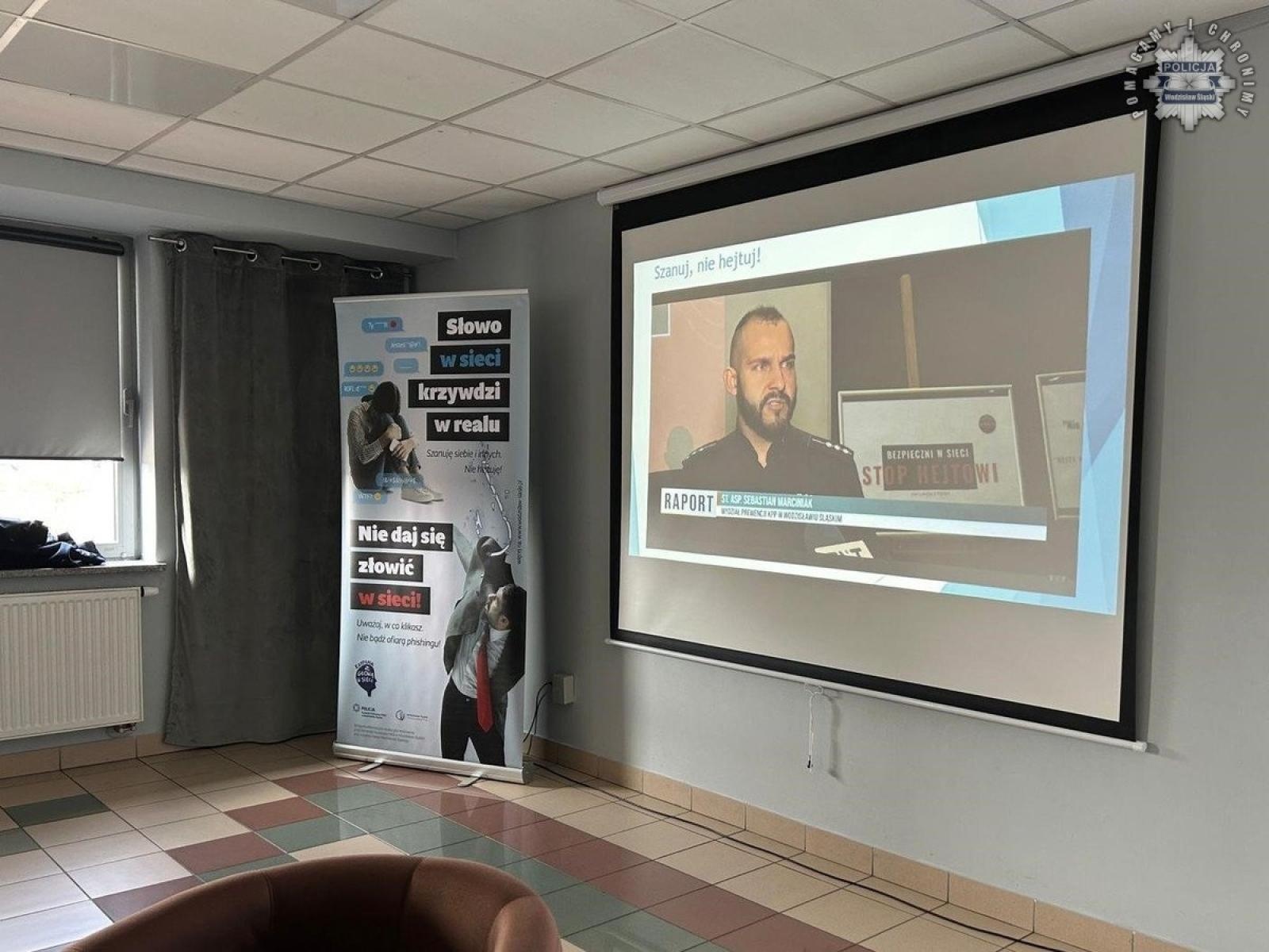 Zdjęcie w galerii na portalu naszwodzislaw.com: Hejt, oszustwa, cyberprzemoc. Debata społeczna w Rydułtowach wiadomości z regionu