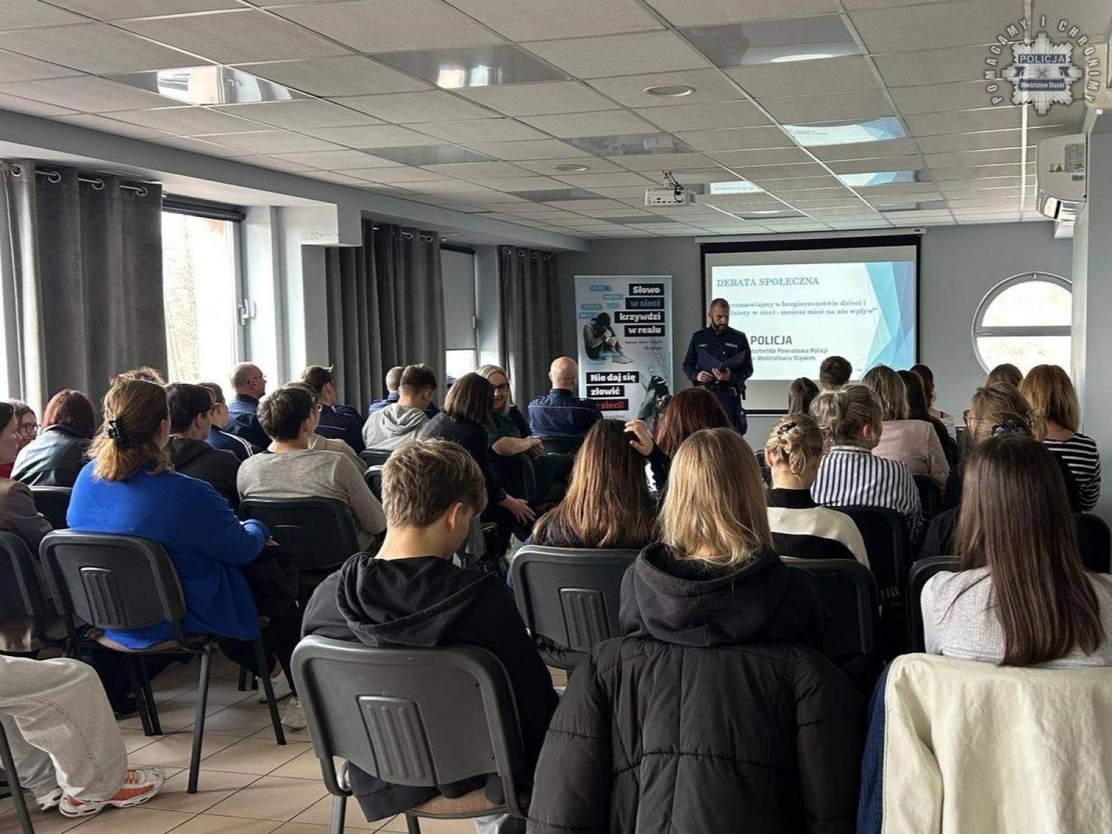 Zdjęcie w galerii na portalu naszwodzislaw.com: Hejt, oszustwa, cyberprzemoc. Debata społeczna w Rydułtowach wiadomości z regionu
