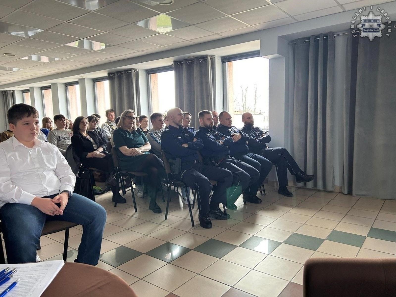 Zdjęcie w galerii na portalu naszwodzislaw.com: Hejt, oszustwa, cyberprzemoc. Debata społeczna w Rydułtowach wiadomości z regionu