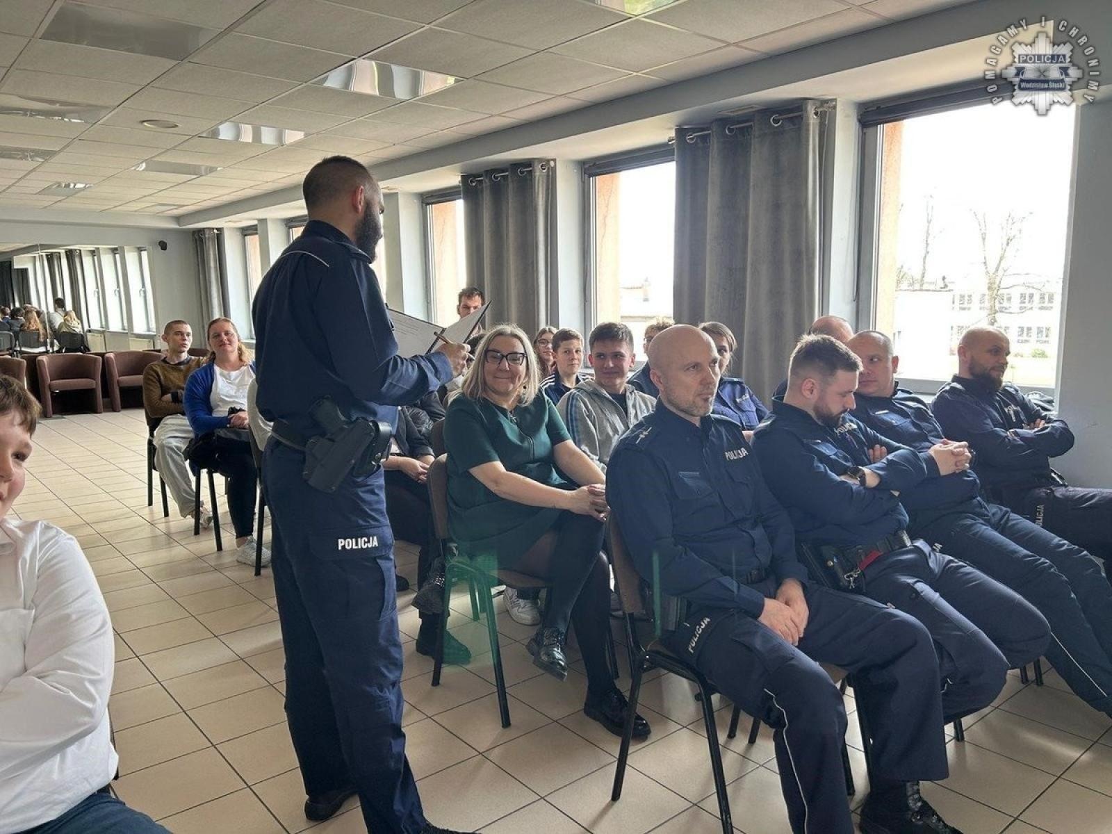 Zdjęcie w galerii na portalu naszwodzislaw.com: Hejt, oszustwa, cyberprzemoc. Debata społeczna w Rydułtowach wiadomości z regionu