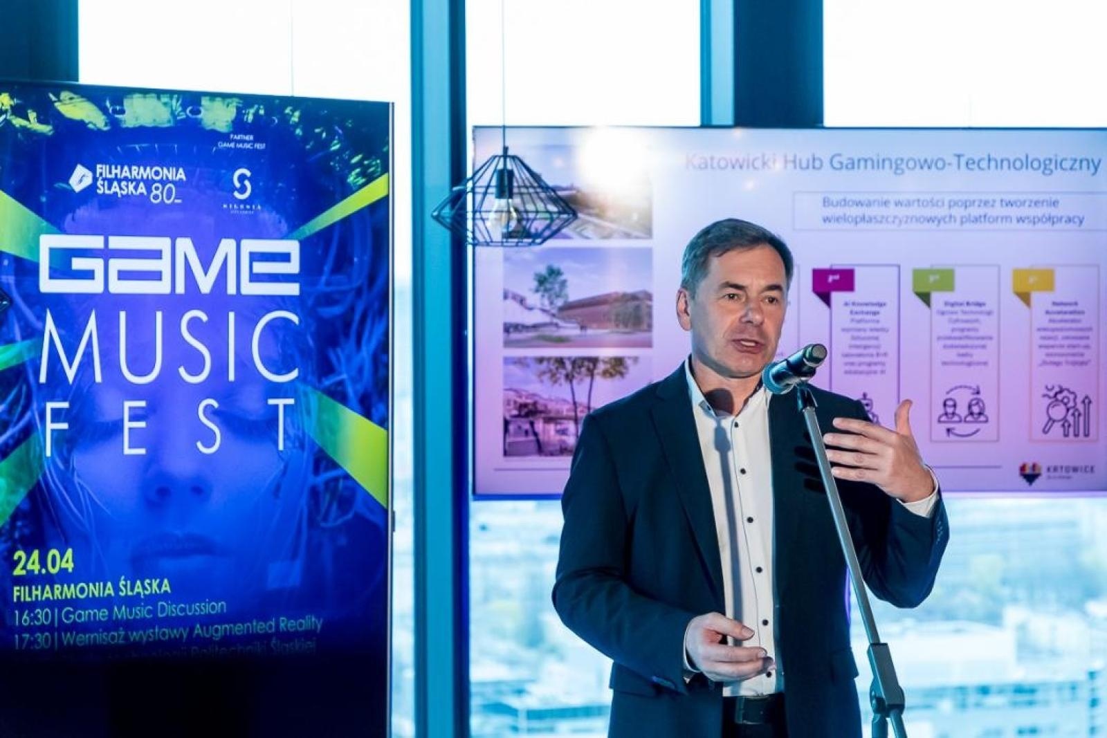 Zdjęcie w galerii na portalu naszwodzislaw.com: Muzyczna podróż do wirtualnego świata wiadomości z regionu