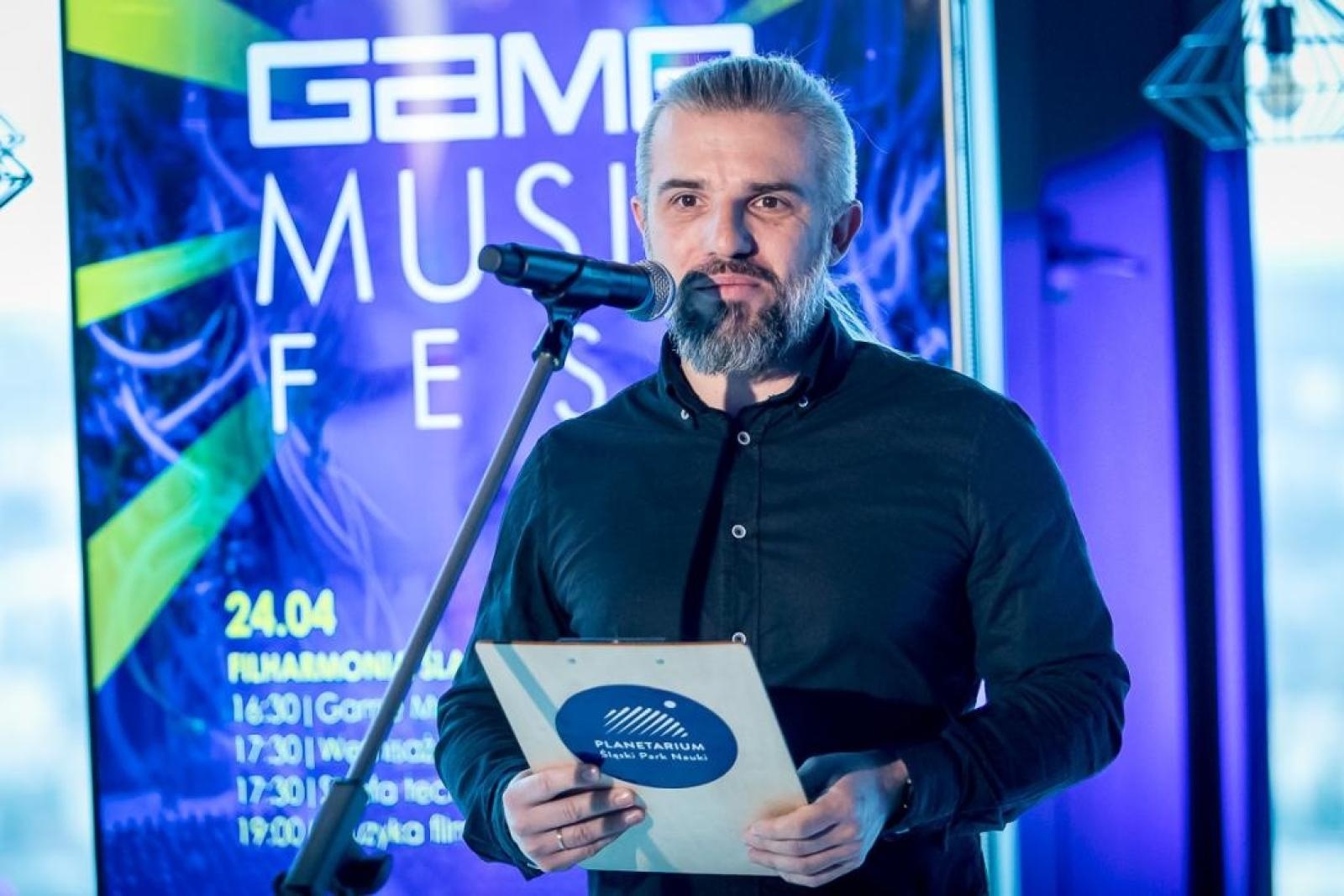 Zdjęcie w galerii na portalu naszwodzislaw.com: Muzyczna podróż do wirtualnego świata wiadomości z regionu