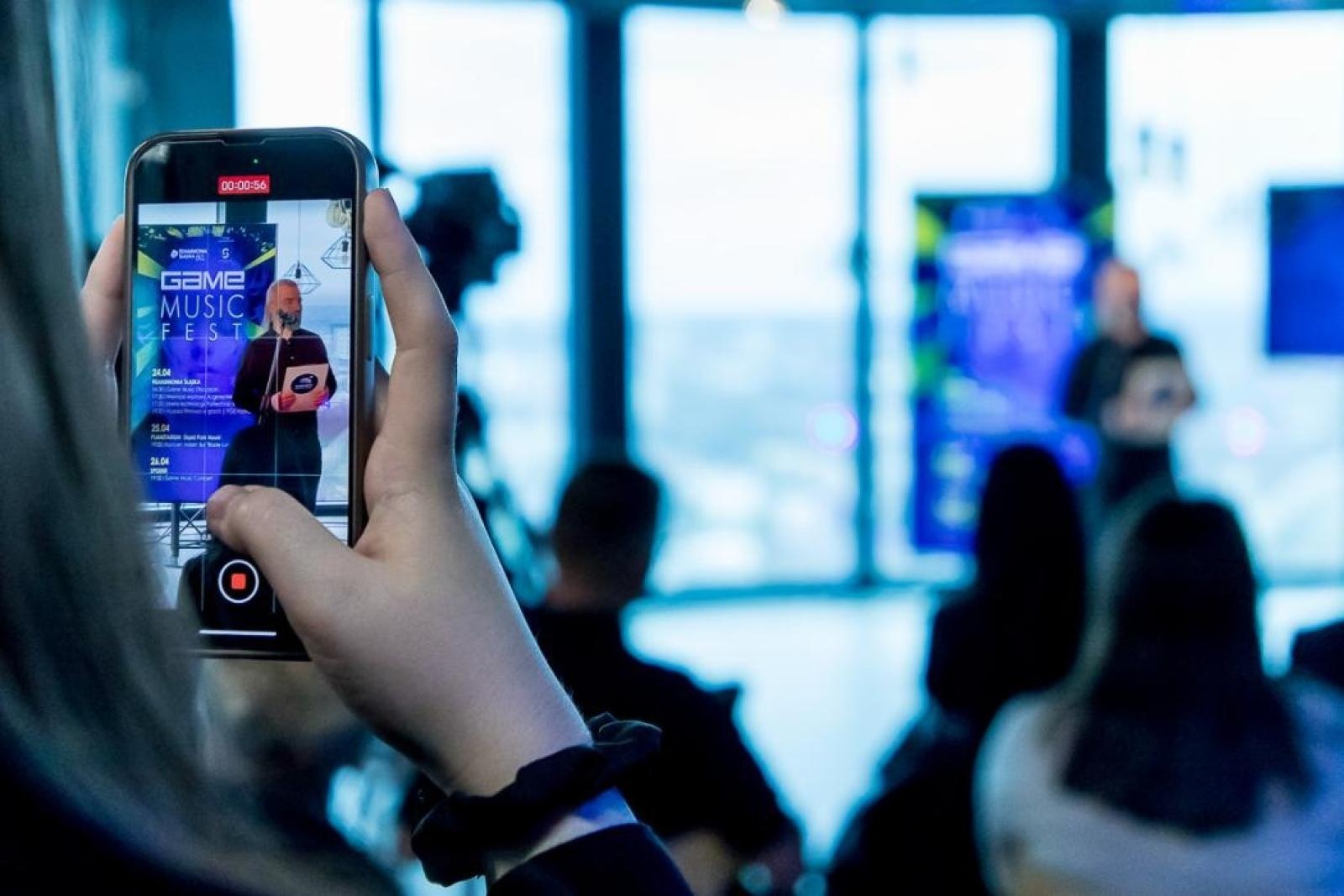 Zdjęcie w galerii na portalu naszwodzislaw.com: Muzyczna podróż do wirtualnego świata wiadomości z regionu