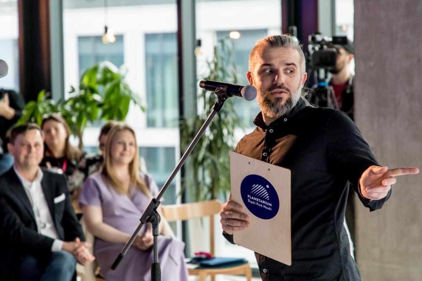 Zdjęcie w galerii na portalu naszwodzislaw.com: Muzyczna podróż do wirtualnego świata wiadomości z regionu