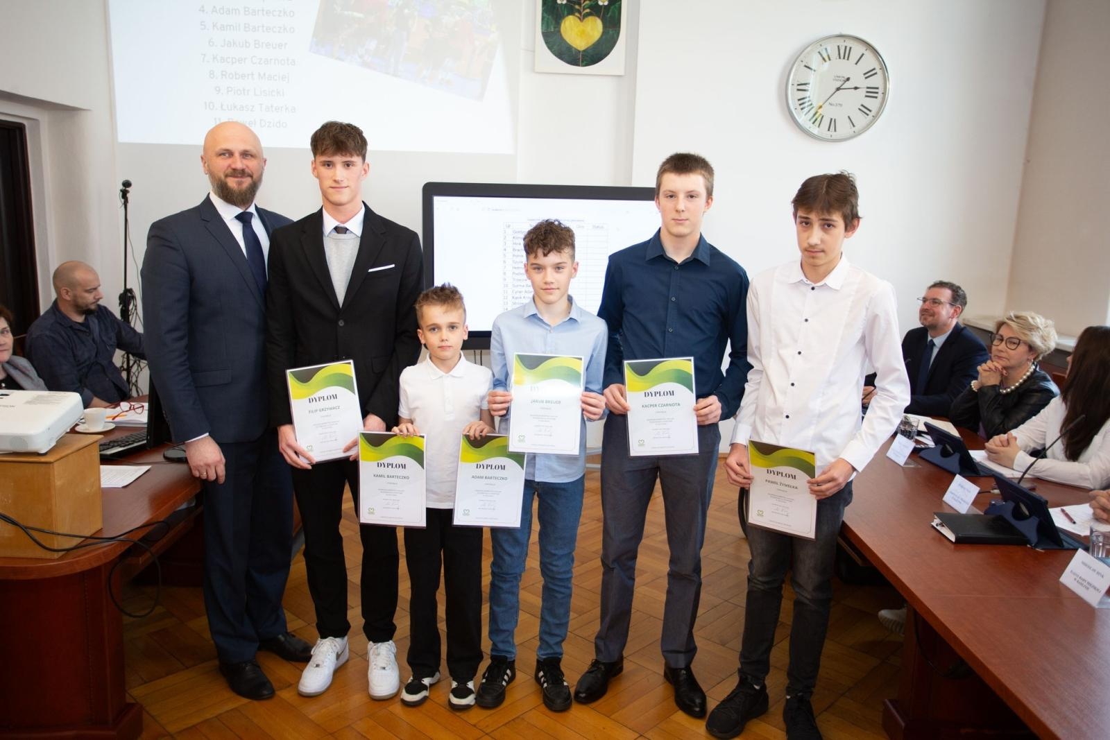 Zdjęcie w galerii na portalu naszwodzislaw.com: Nagrody burmistrza Radlina za wyniki sportowe w 2024 wiadomości z regionu