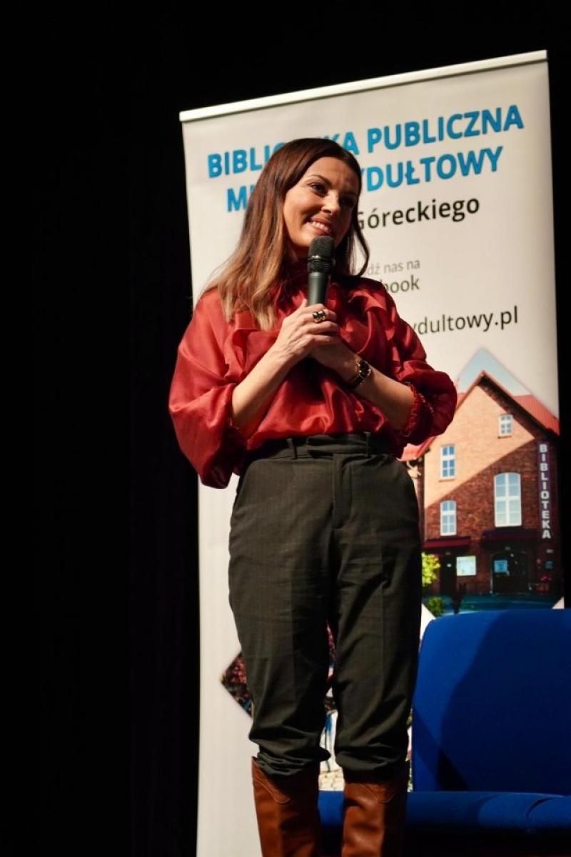Zdjęcie w galerii na portalu naszwodzislaw.com: Katarzyna Glinka gościem rydułtowskiej książnicy wiadomości z regionu