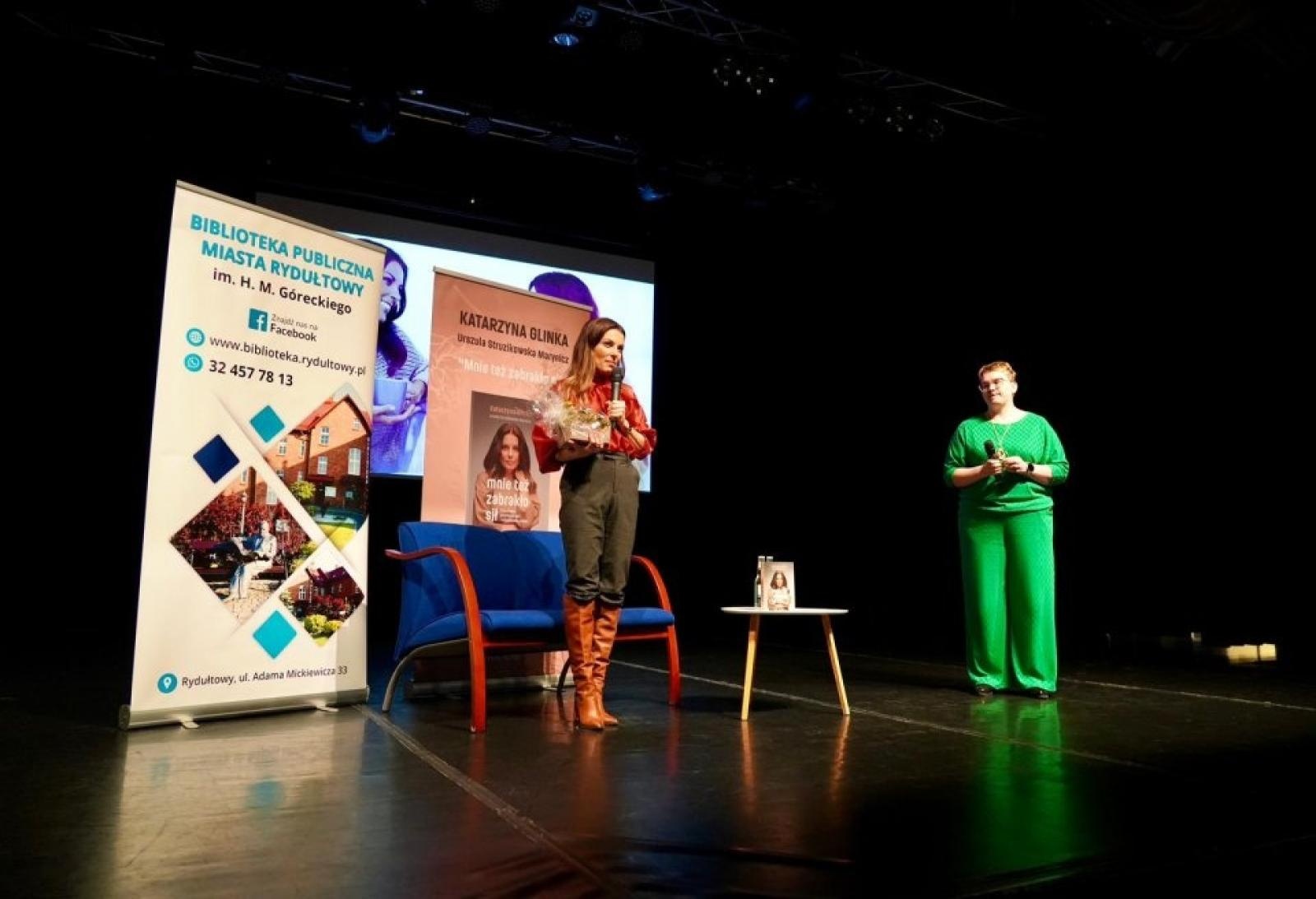 Zdjęcie w galerii na portalu naszwodzislaw.com: Katarzyna Glinka gościem rydułtowskiej książnicy wiadomości z regionu