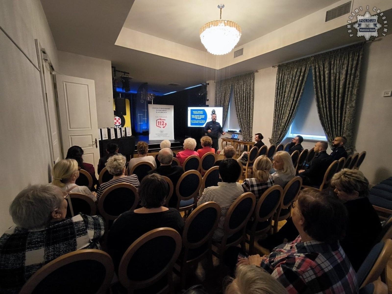Zdjęcie w galerii na portalu naszwodzislaw.com: Fałszywa tożsamość - prawdziwe ryzyko. O bezpieczeństwie z seniorami wiadomości z regionu