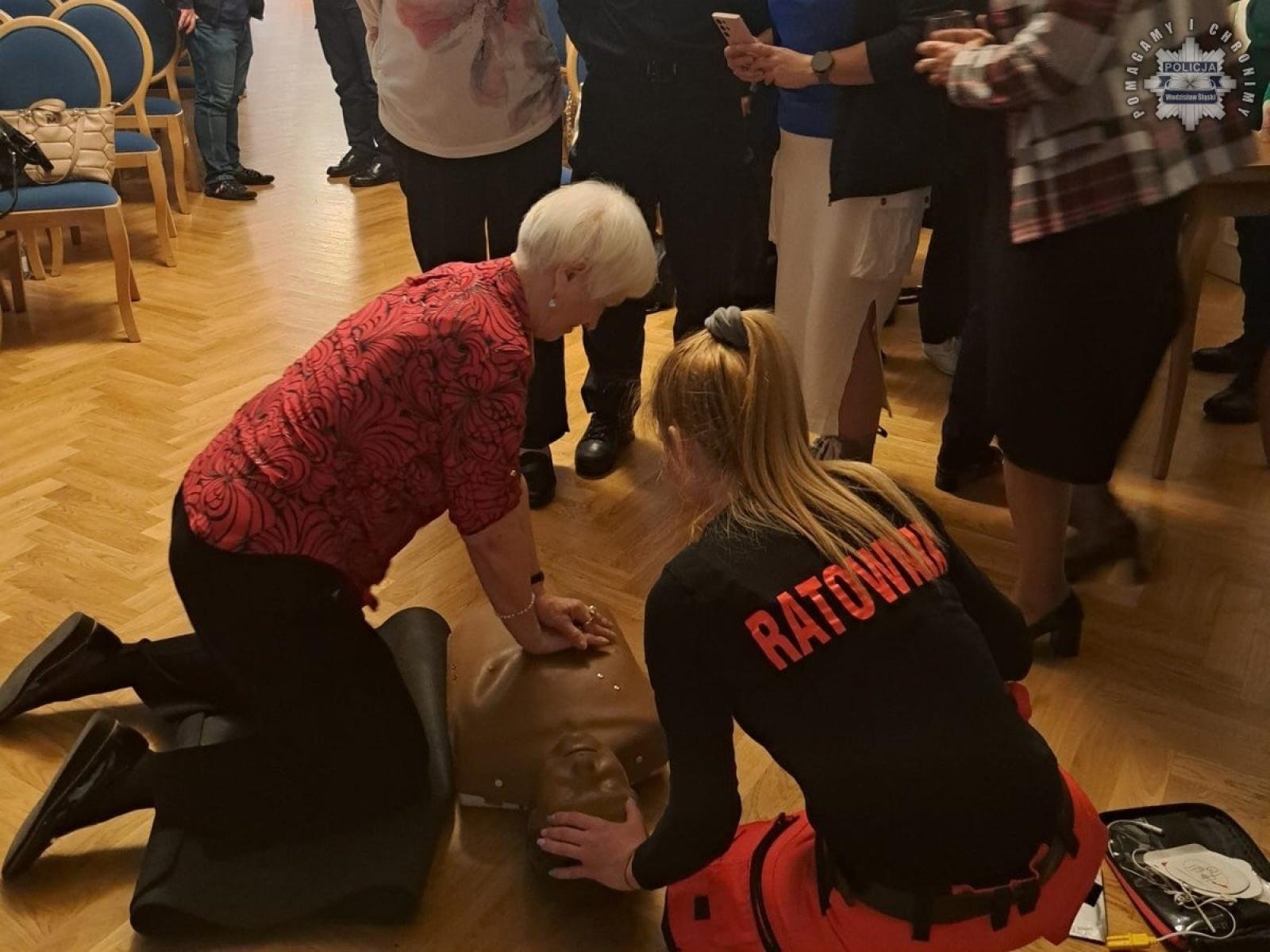 Zdjęcie w galerii na portalu naszwodzislaw.com: Fałszywa tożsamość - prawdziwe ryzyko. O bezpieczeństwie z seniorami wiadomości z regionu