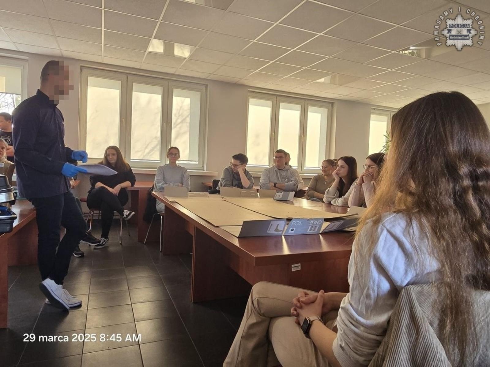 Zdjęcie w galerii na portalu naszwodzislaw.com: Studenci z Rybnika poznali tajniki pracy technika kryminalistyki wiadomości z regionu