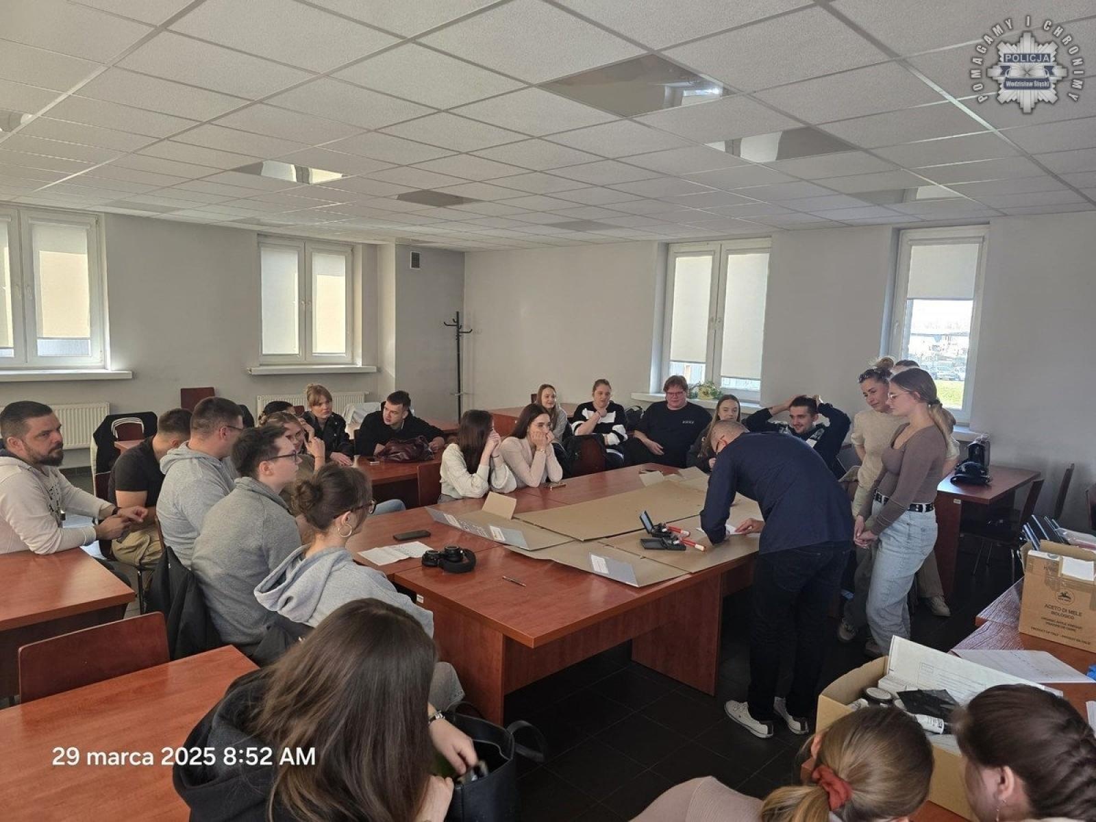 Zdjęcie w galerii na portalu naszwodzislaw.com: Studenci z Rybnika poznali tajniki pracy technika kryminalistyki wiadomości z regionu